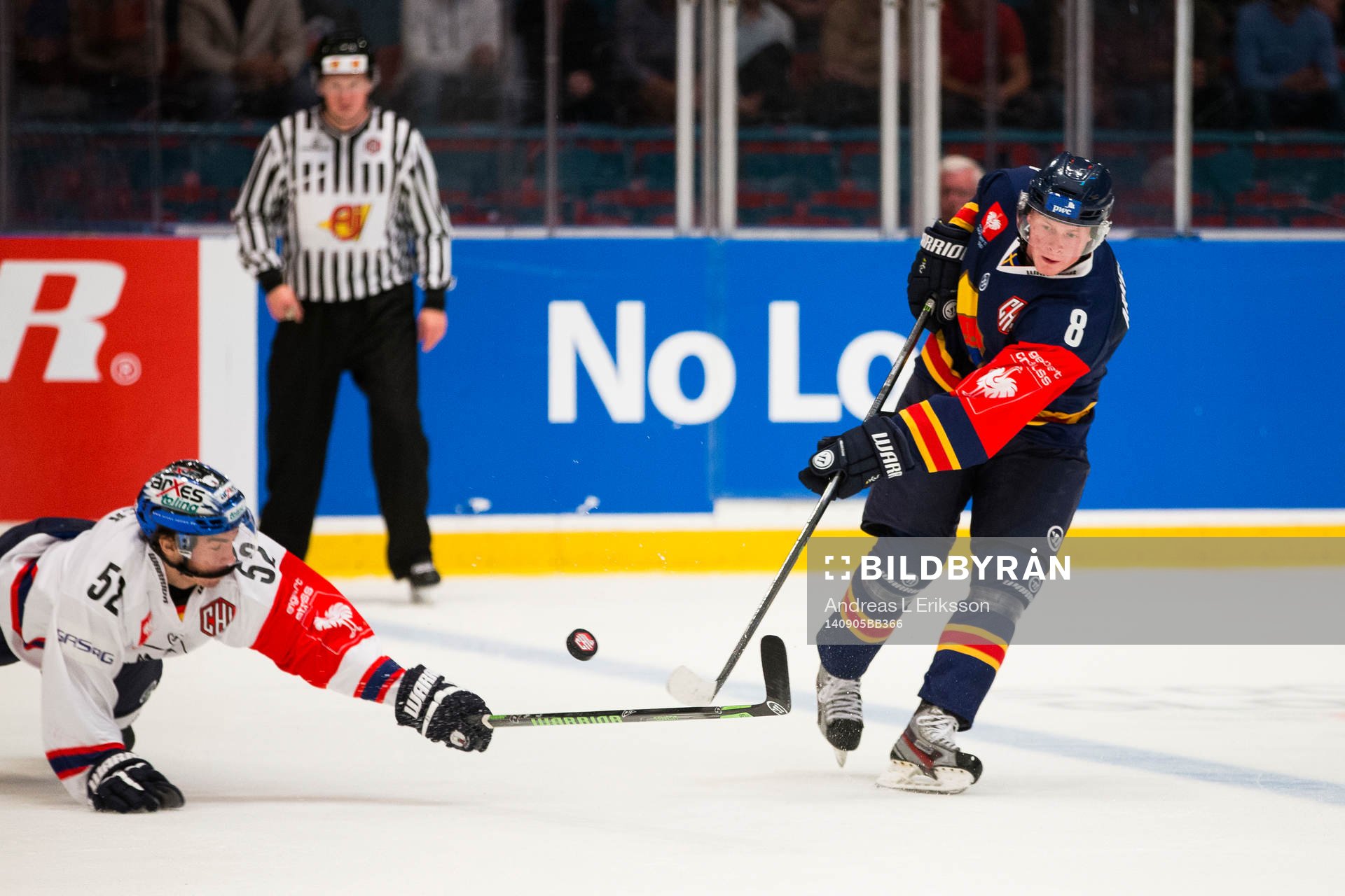 Eisbären Berlins Sven Ziegler täcker ett skott från