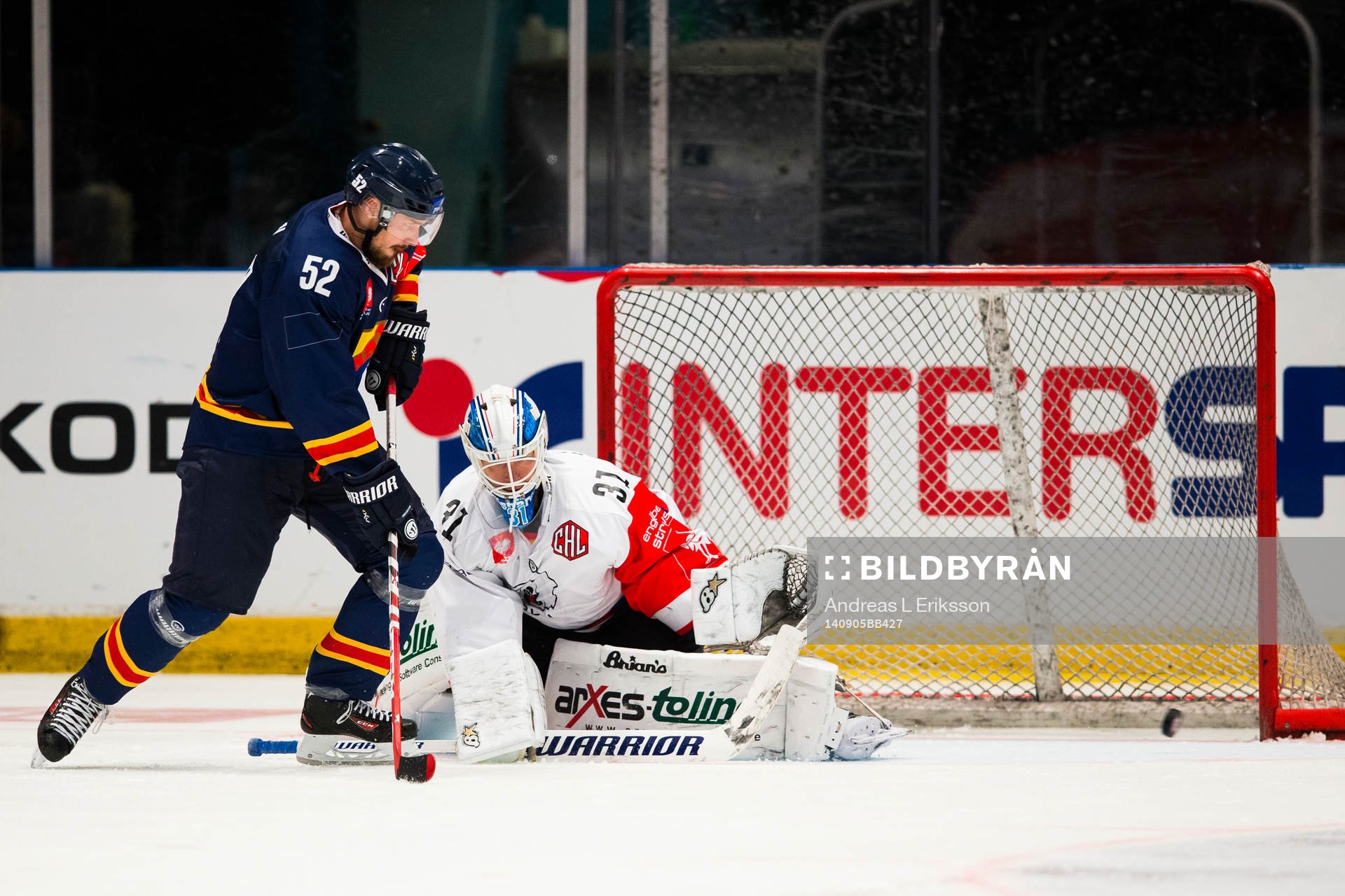 Djurgårdens Mikael Ahlén framför Eisbären Berlins