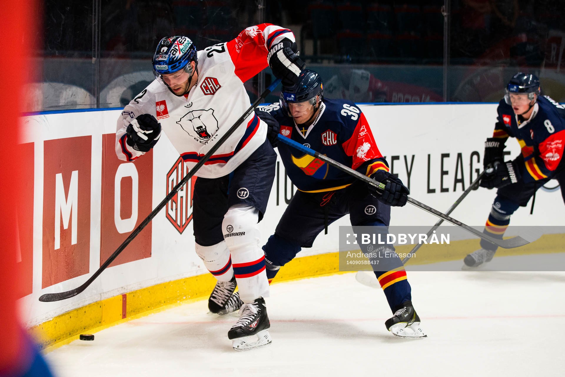 Eisbären Berlins Barry Tallackson och Djurgårdens Philip