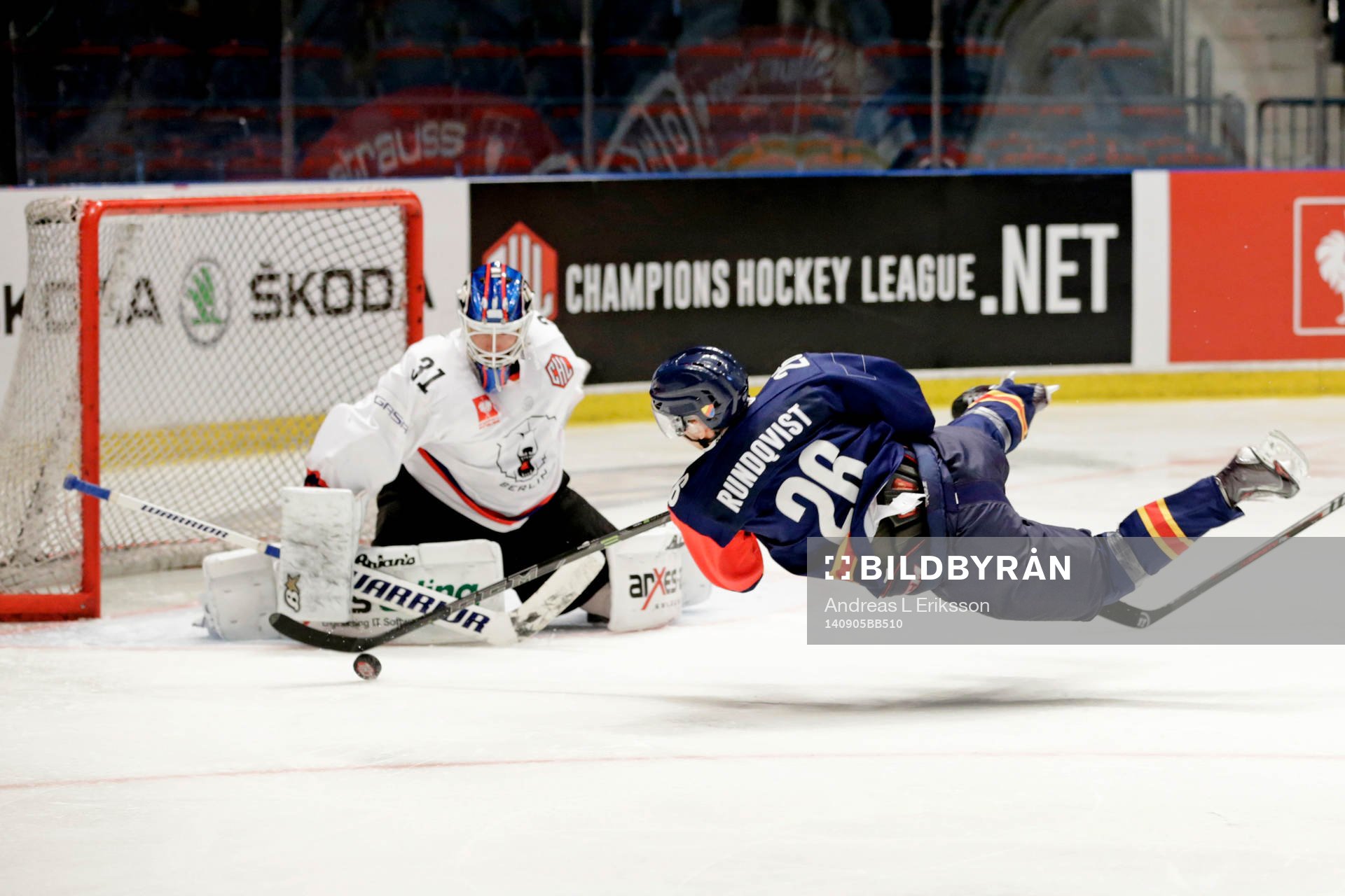 Djurgårdens David Rundqvist faller framför Eisbären