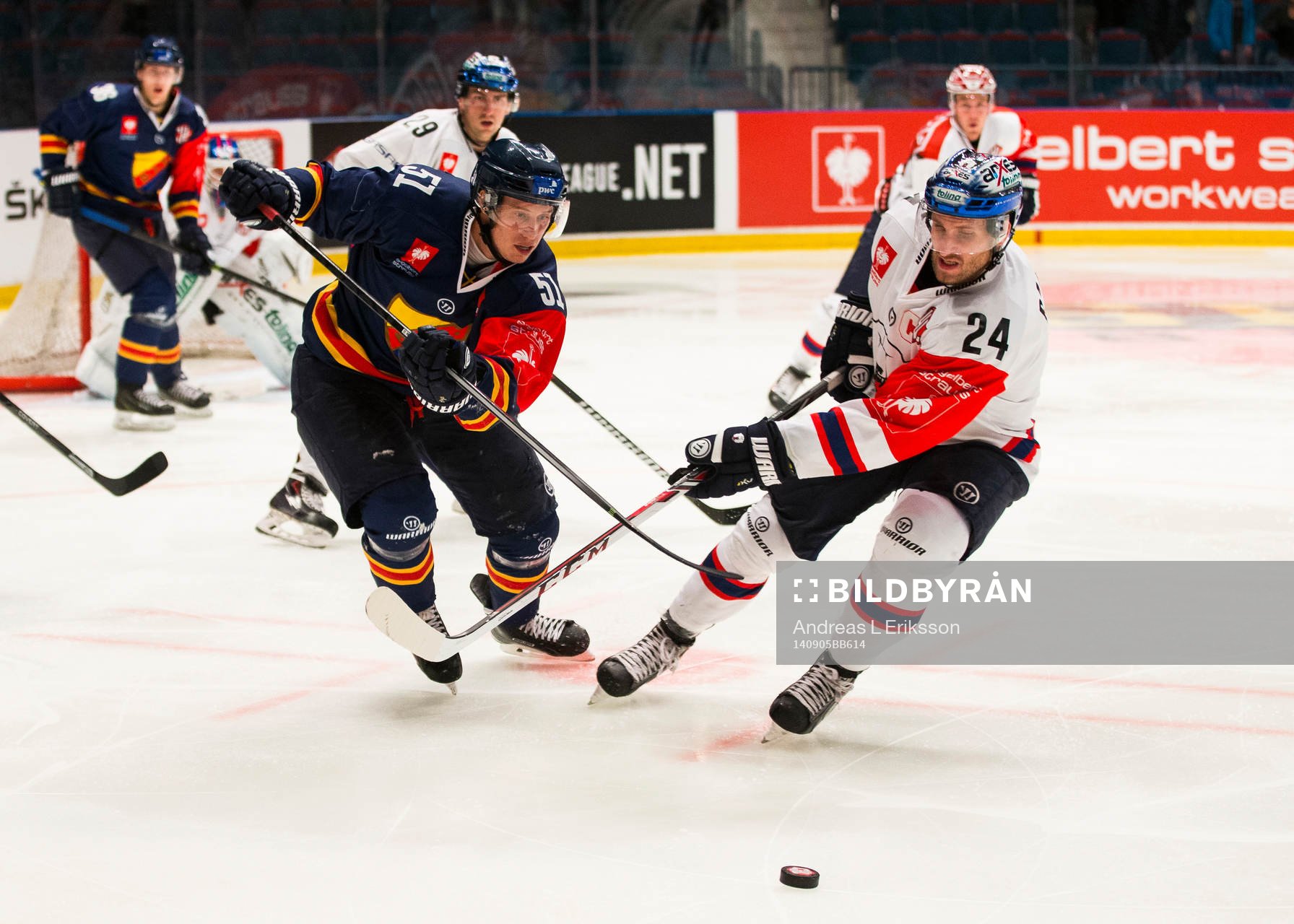 Djurgårdens Robin Alvarez i kamp om pucken med Eisbären