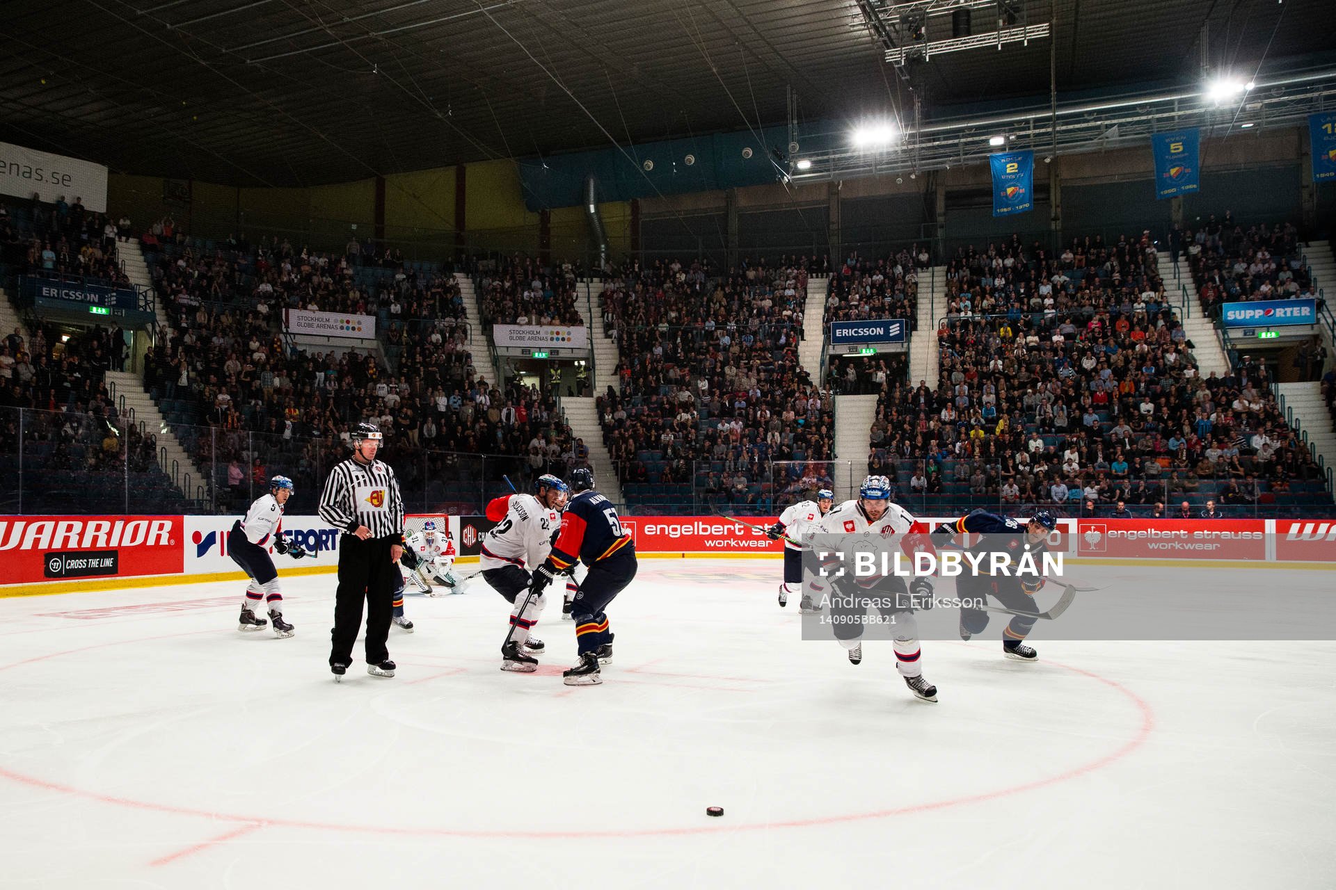 Eisbären Berlins Mark Bell jagar pucken