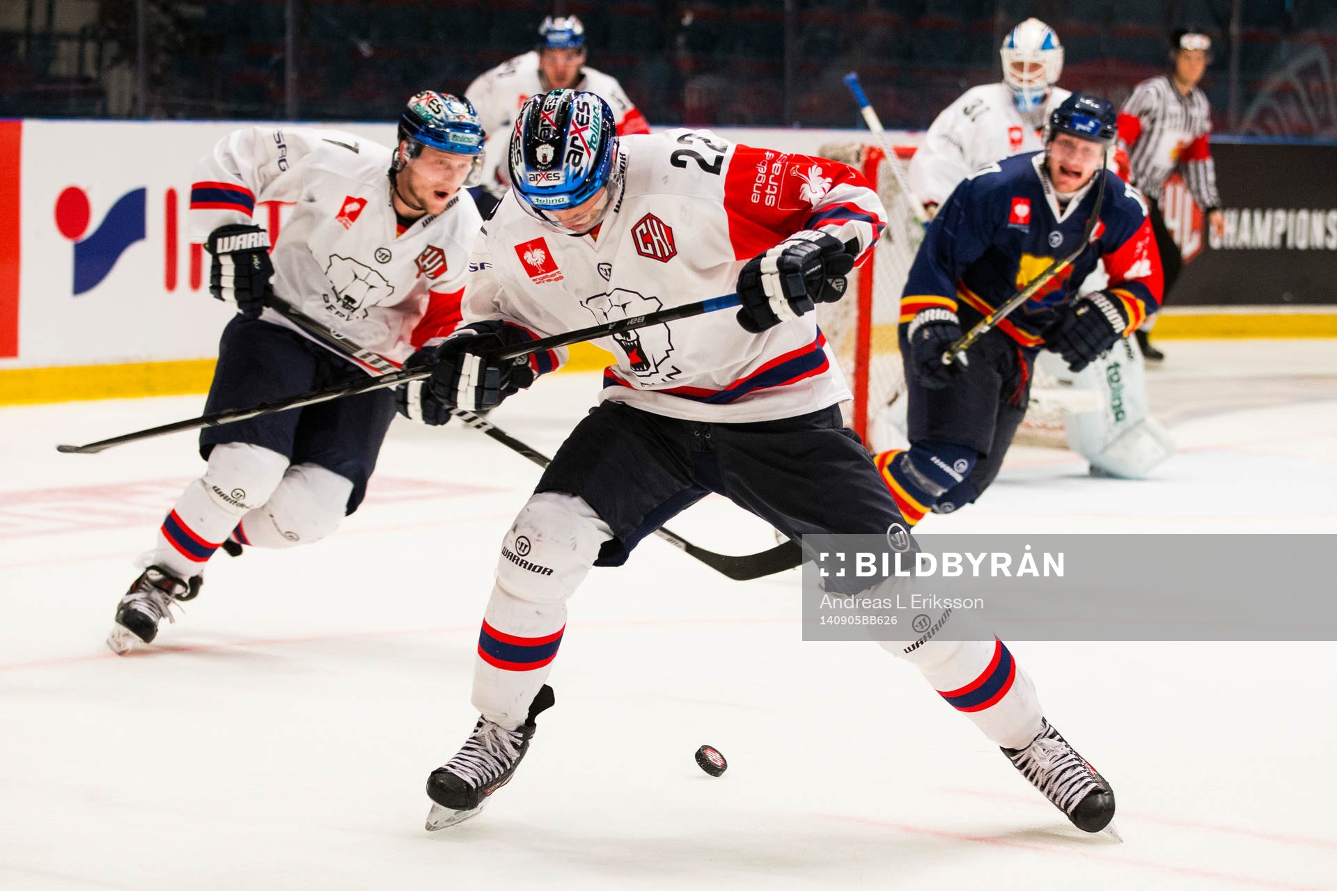 Eisbären Berlins Barry Tallackson med pucken