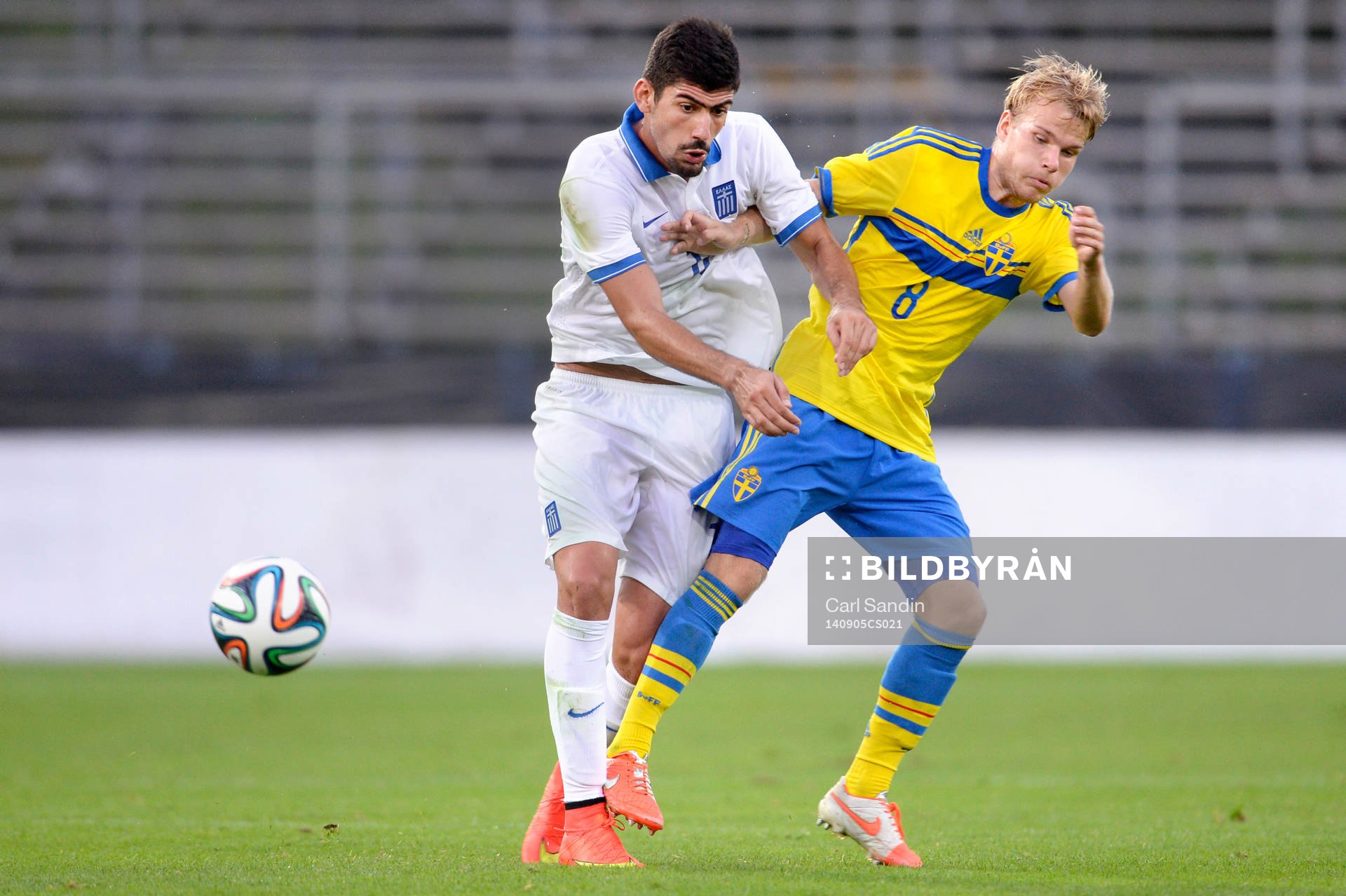 Greklands Andreas Bouchalakis i kamp om bollen med Sverige Oscar Lewicki under fotbollsmatchen i kvalet till EM för U21 mellan Sverige och Grekland den 5 september 2014 i Halmstad.