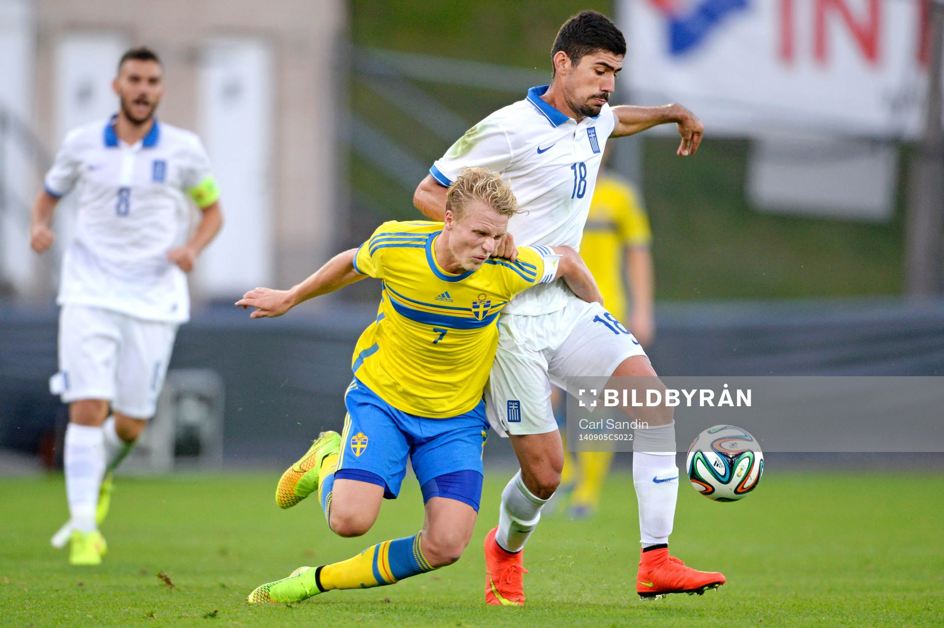 Sverige Oscar Hiljemark i kamp med Greklands Andreas Bouchalakis under fotbollsmatchen i kvalet till EM för U21 mellan Sverige och Grekland den 5 september 2014 i Halmstad.