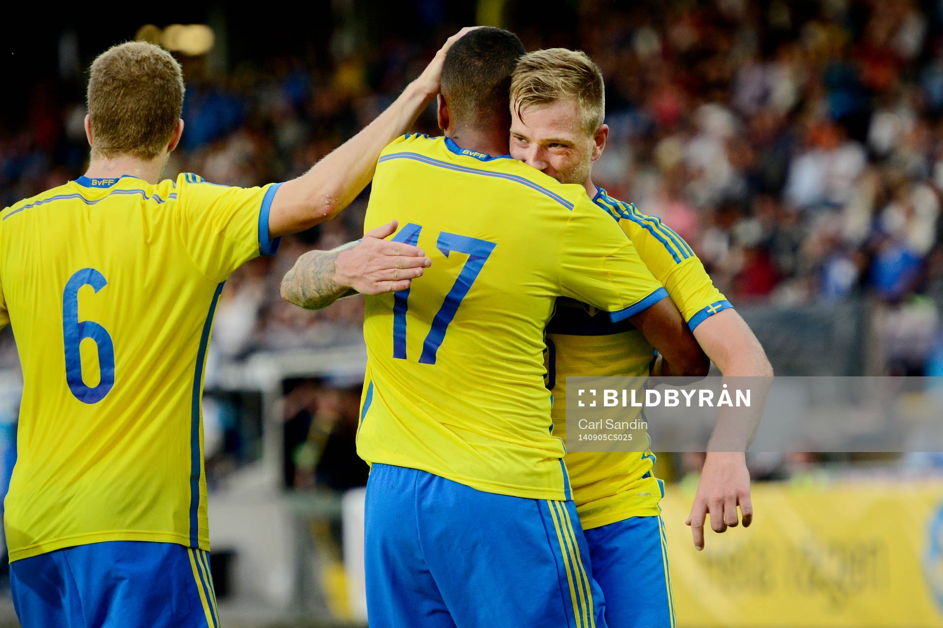 Sverige Isaac Kiese Thelin kramas om av John Guidetti och