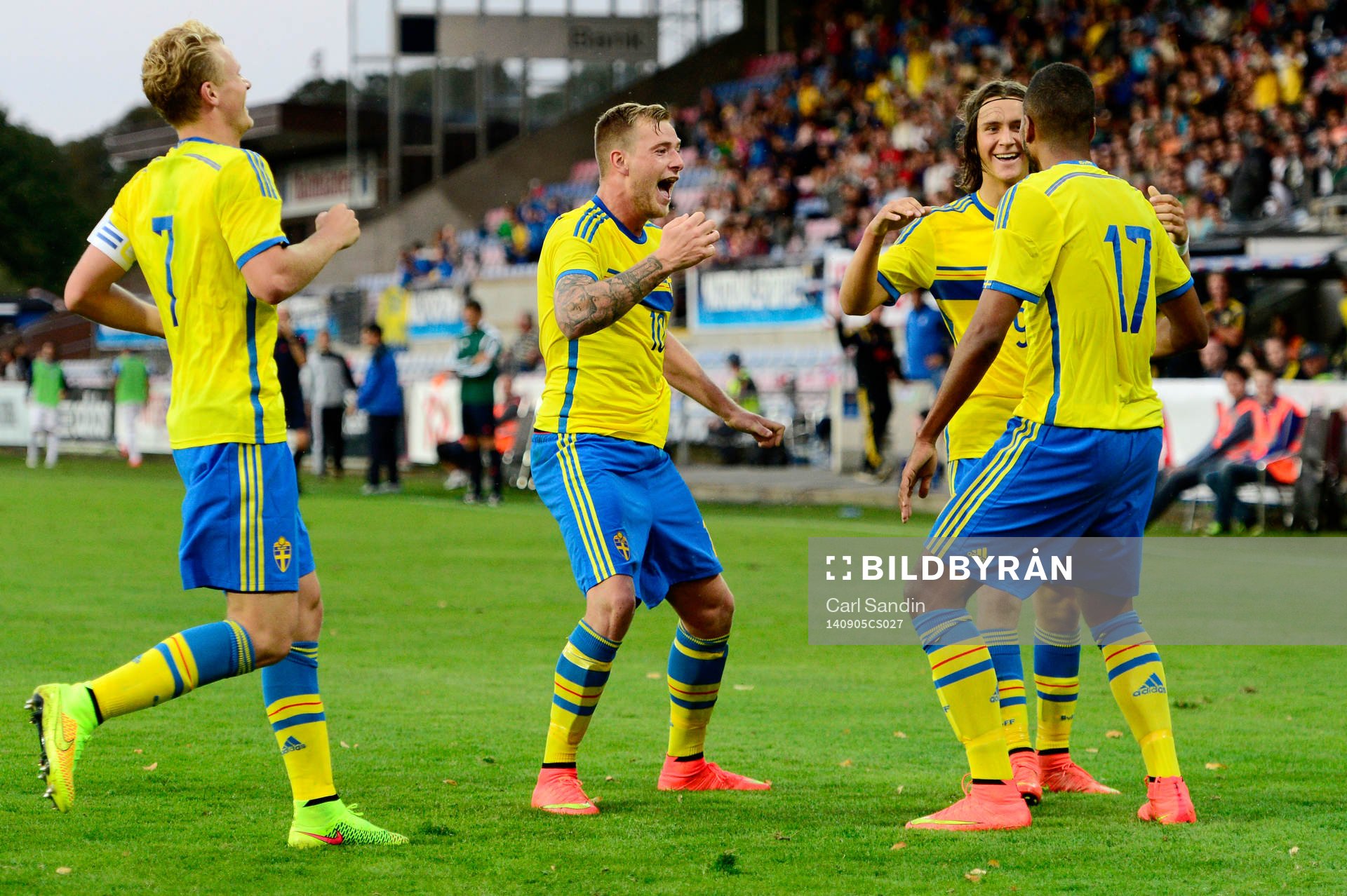 Sverige Oscar Hiljemark, John Guidetti firar Isaac Kiese