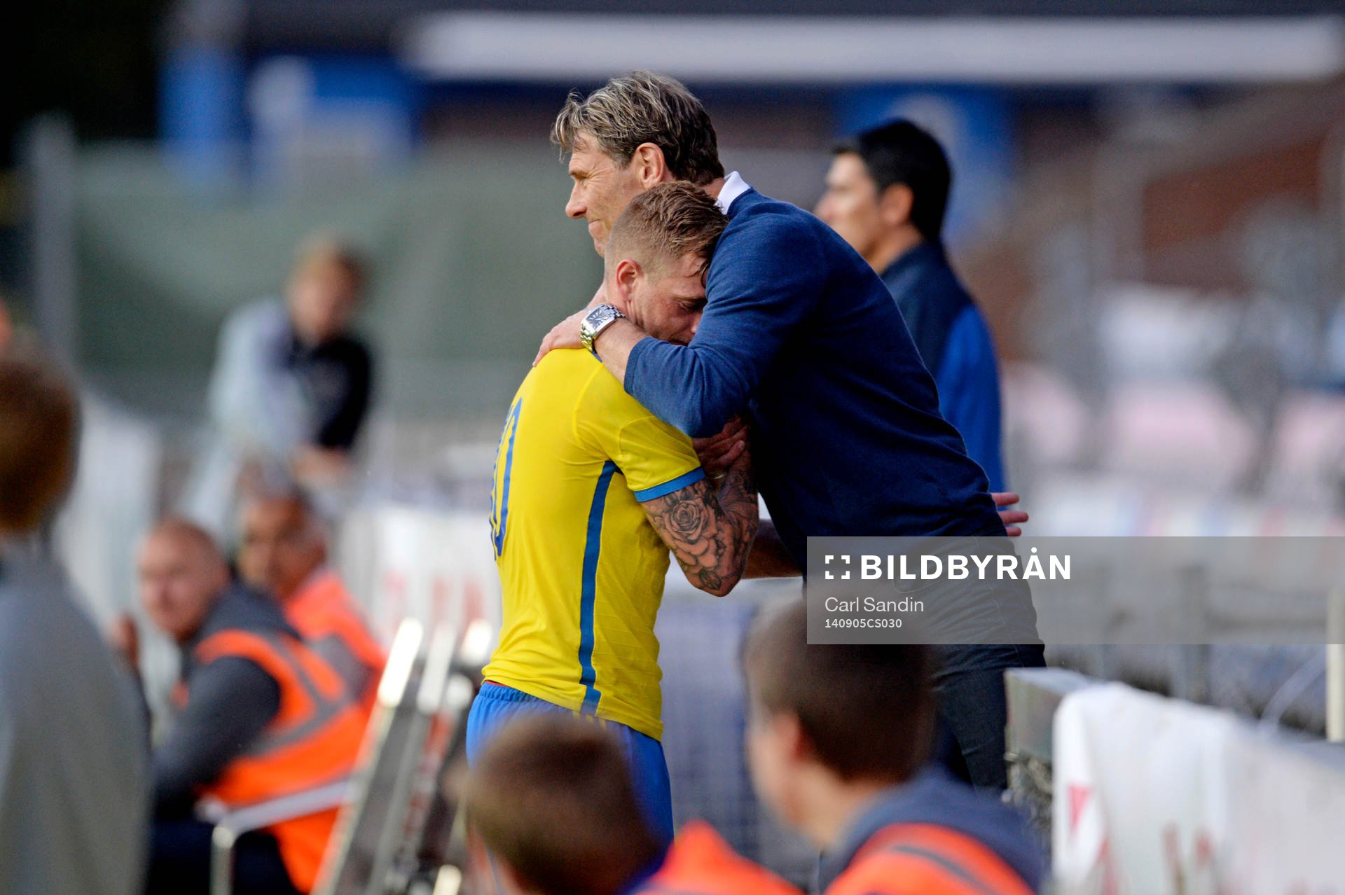 Sverige John Guidetti byts ut och kramas om av