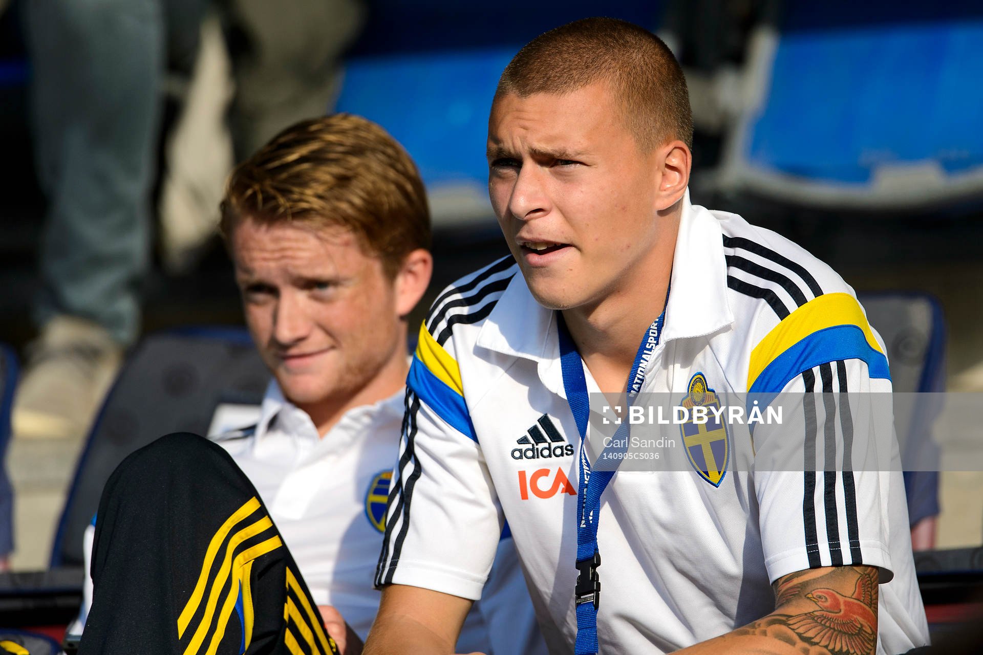 Sveriges Sam Larsson och Victor Nilsson Lindelöf sitter på läktaren under fotbollsmatchen i kvalet till EM för U21 mellan Sverige och Grekland den 5 september 2014 i Halmstad.