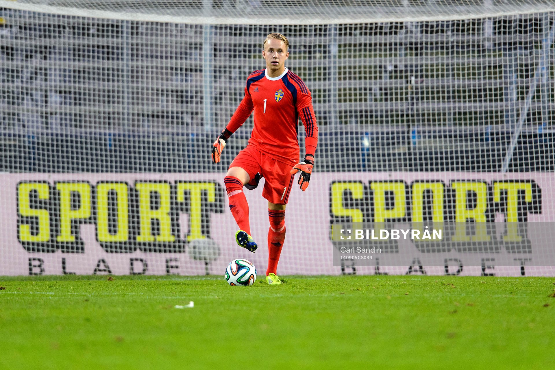 Sveriges målvakt Patrik Carlgren under fotbollsmatchen i kvalet till EM för U21 mellan Sverige och Grekland den 5 september 2014 i Halmstad.