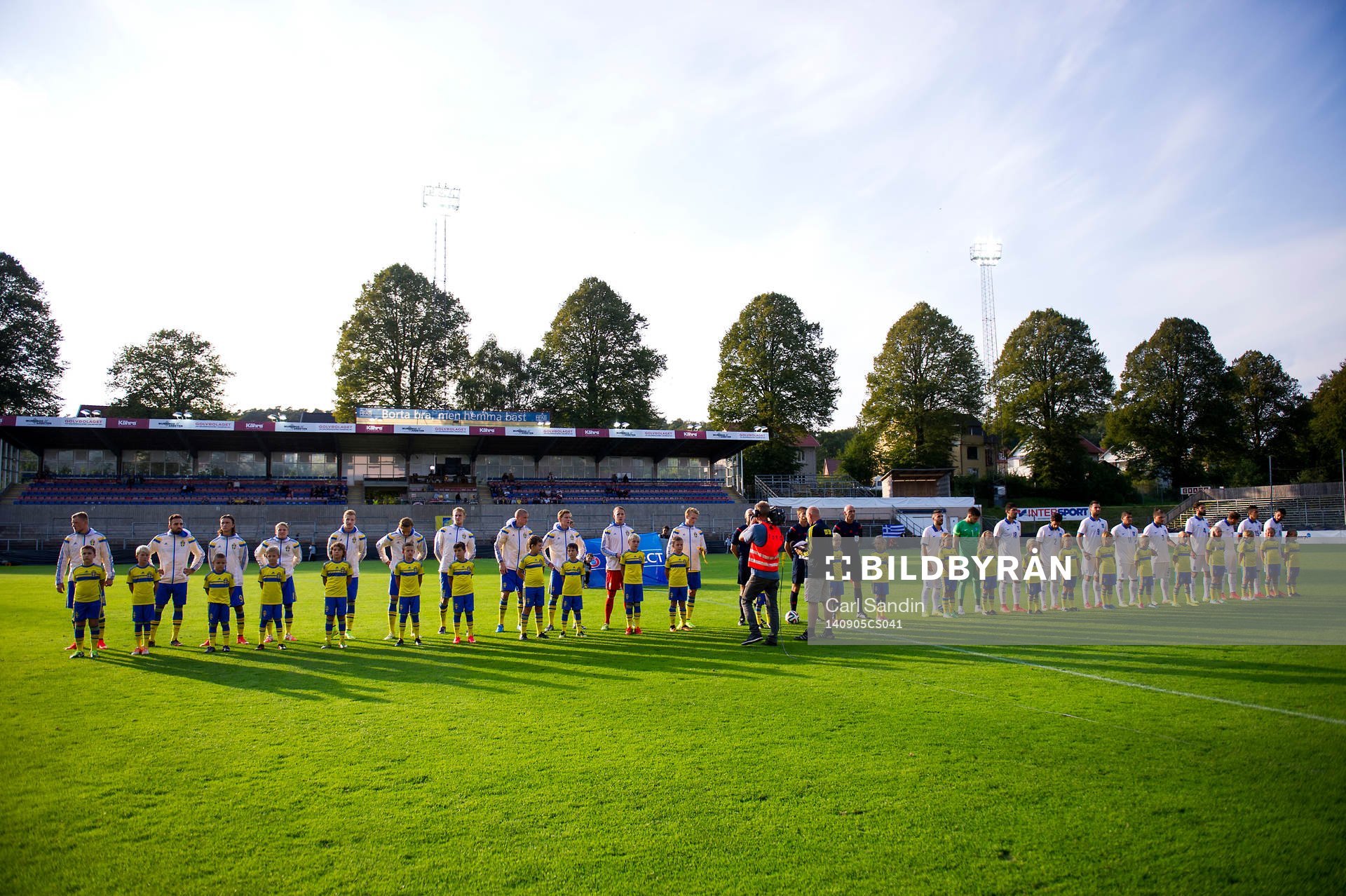 Lagen står uppställda vid lineup innan fotbollsmatchen i