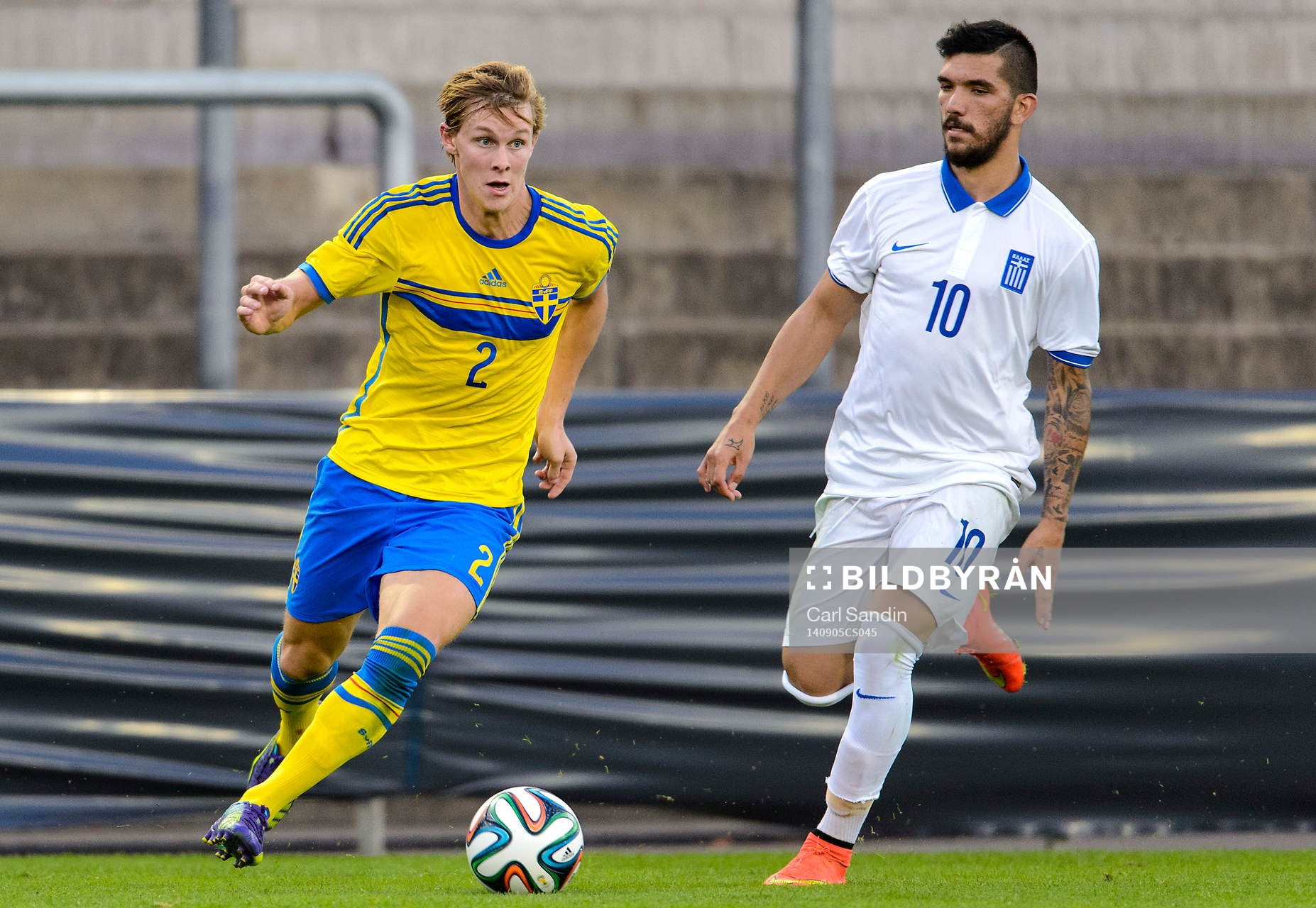 Sveriges Emil Krafth och Greklands Dimitrios Kolovos