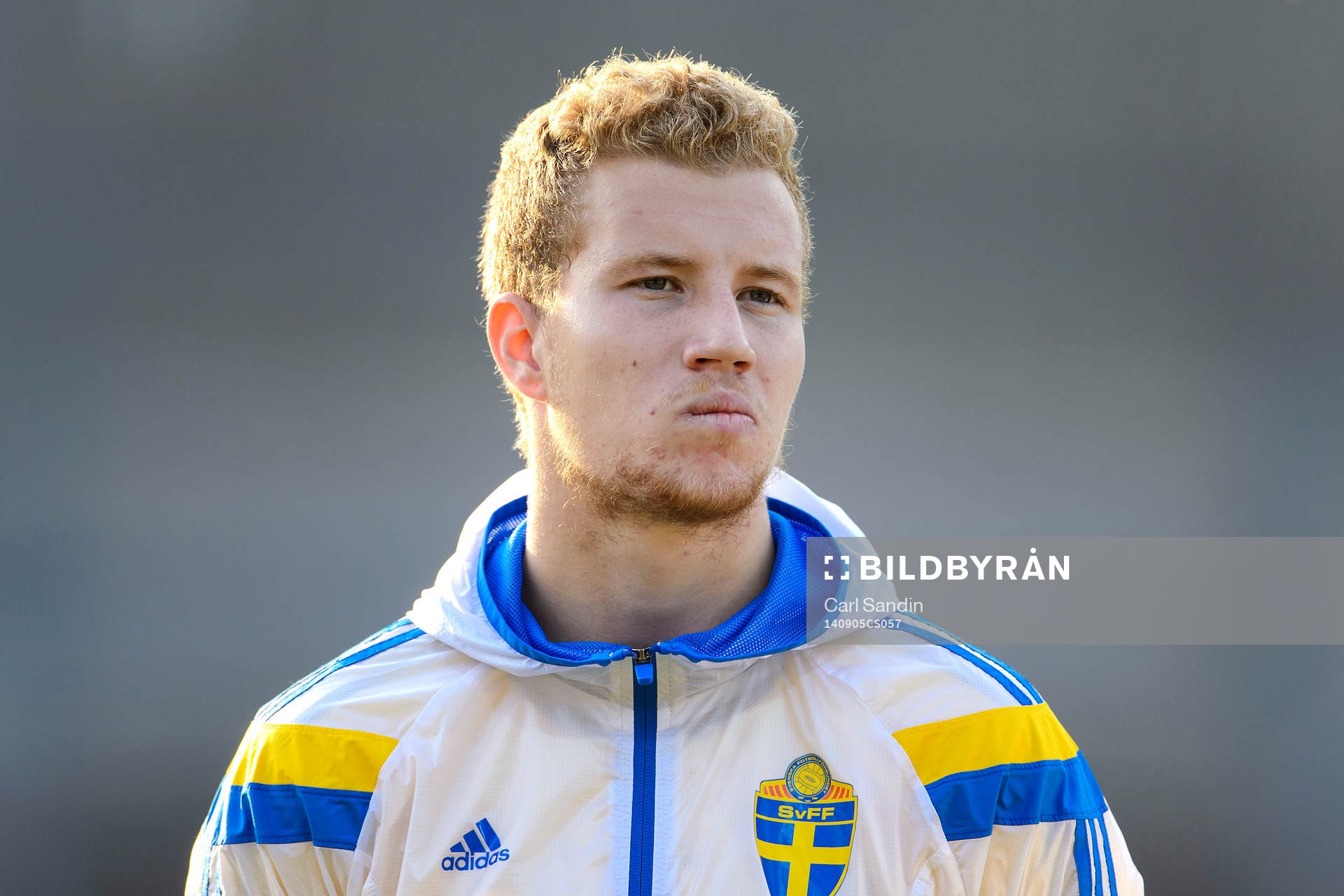 Sveriges Simon Gustafson vid lineup innan fotbollsmatchen i