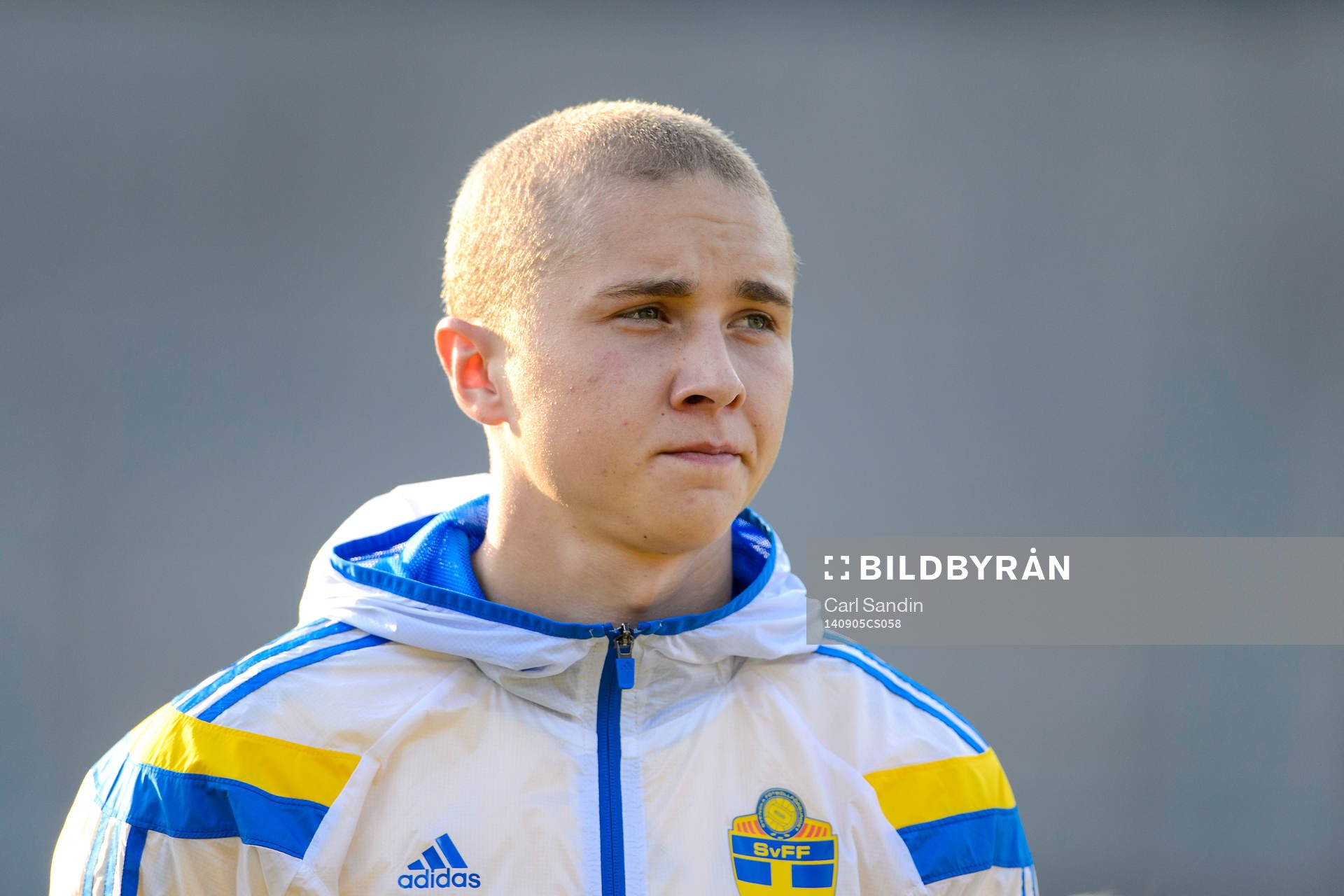 Sveriges Sebastian Holmén vid lineup innan fotbollsmatchen
