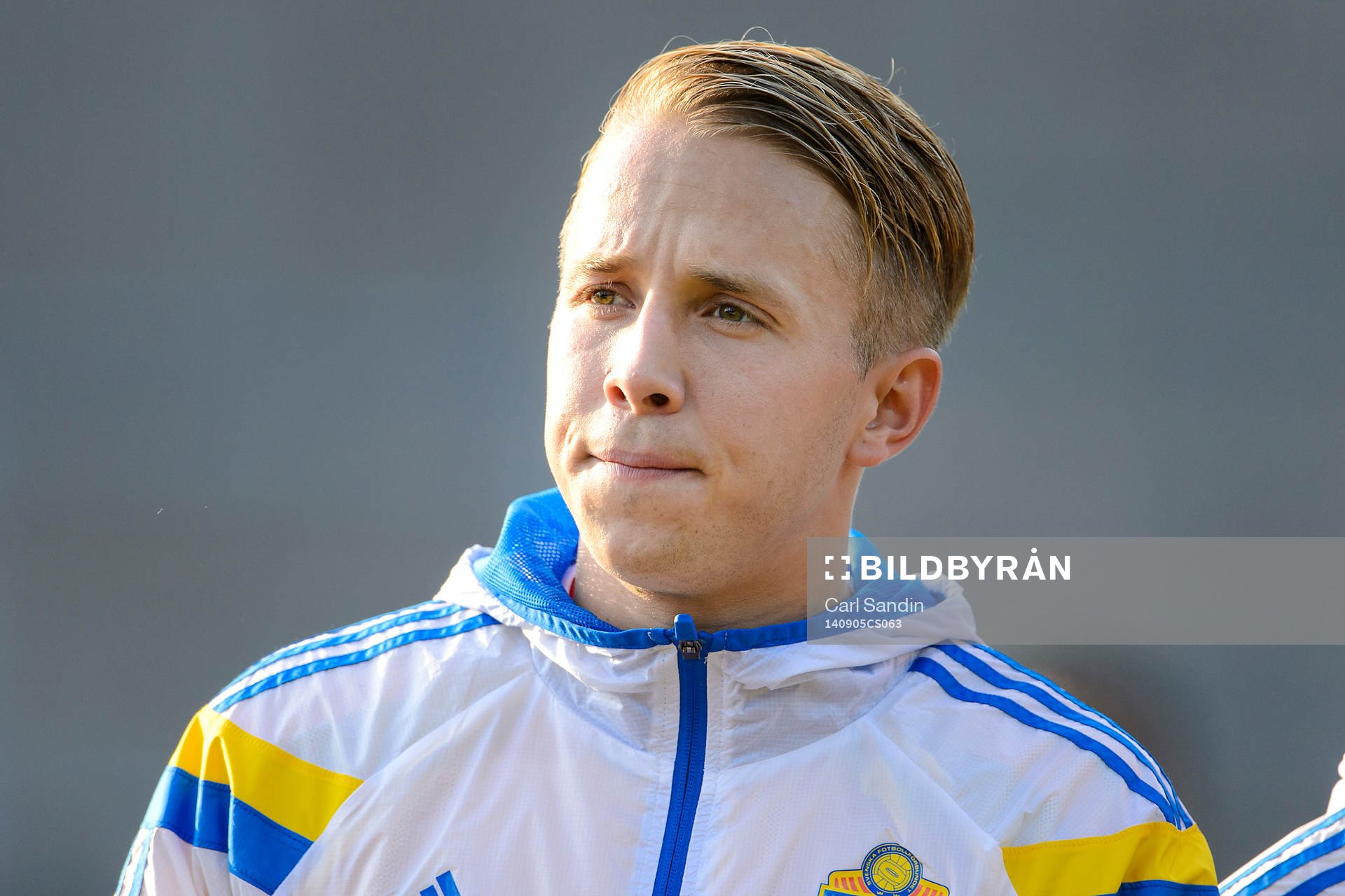 Sveriges målvakt Patrik Carlgren vid lineup innan fotbollsmatchen i kvalet till EM för U21 mellan Sverige och Grekland den 5 september 2014 i Halmstad.