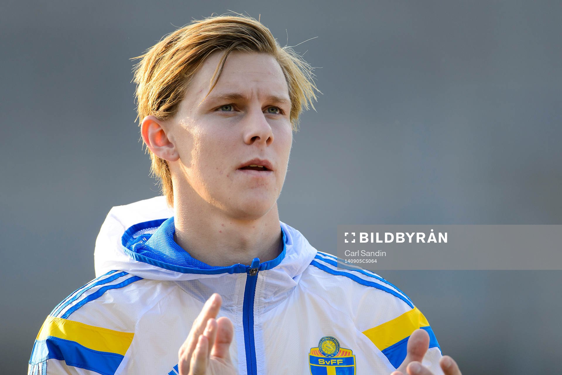 Sveriges Emil Krafth vid lineup innan fotbollsmatchen i