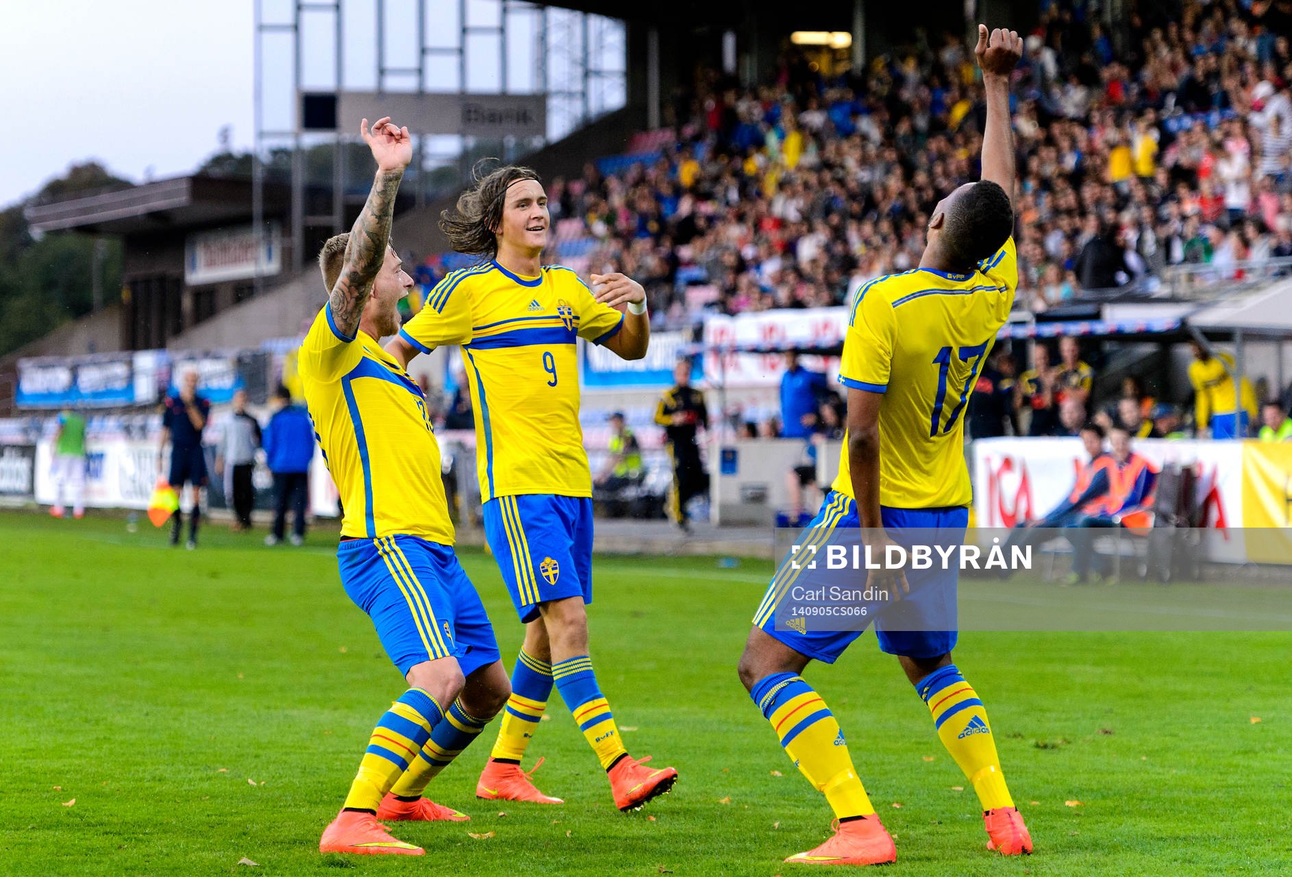 Sveriges John Guidetti (v) och Isaac Kiese Thelin (h) dansar