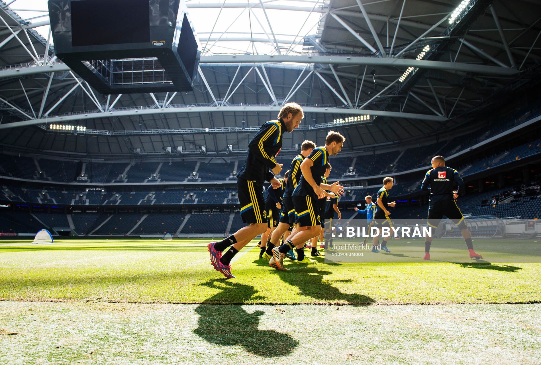 Ola Toivonen och Tobias Hysén tränar med sina lagkamrater