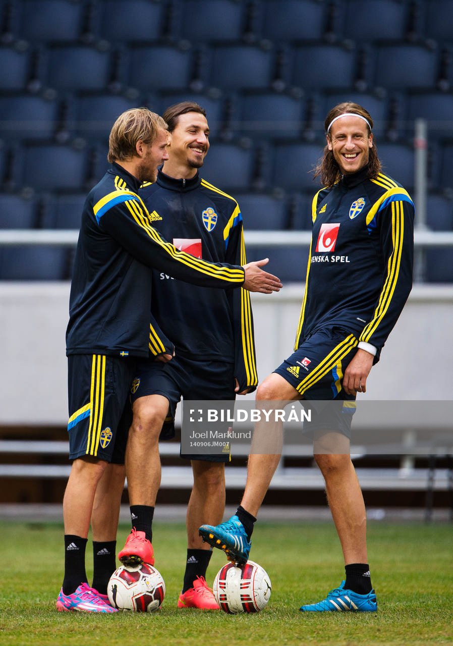 Ola Toivonen, Zlatan Ibrahimovic och Jonas Olsson pratar