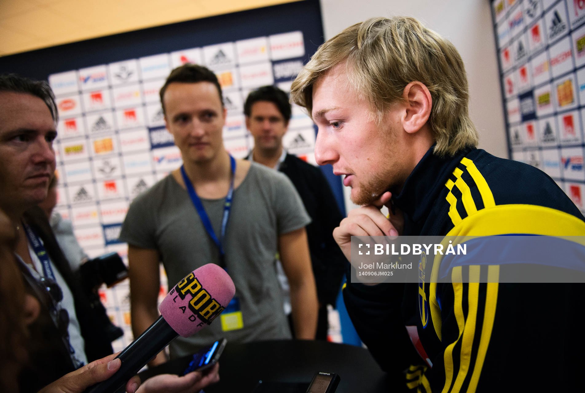 Emil Forsberg blir intervjuad av media