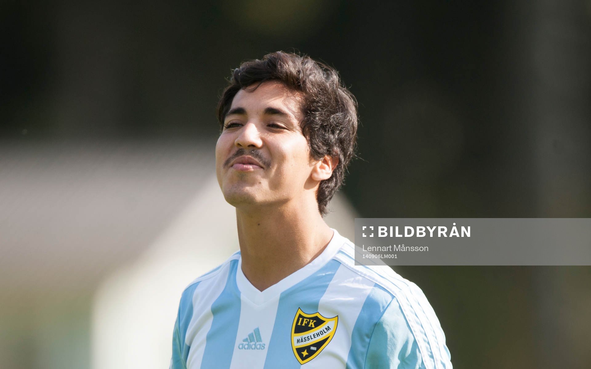 IFK Hässleholms Diego Delgado med nyodlad tangorabatt i matchen i division 3 mellan Älmeboda/Linneryd och IFK Hässleholm i Rävemåla 6 september 2014.