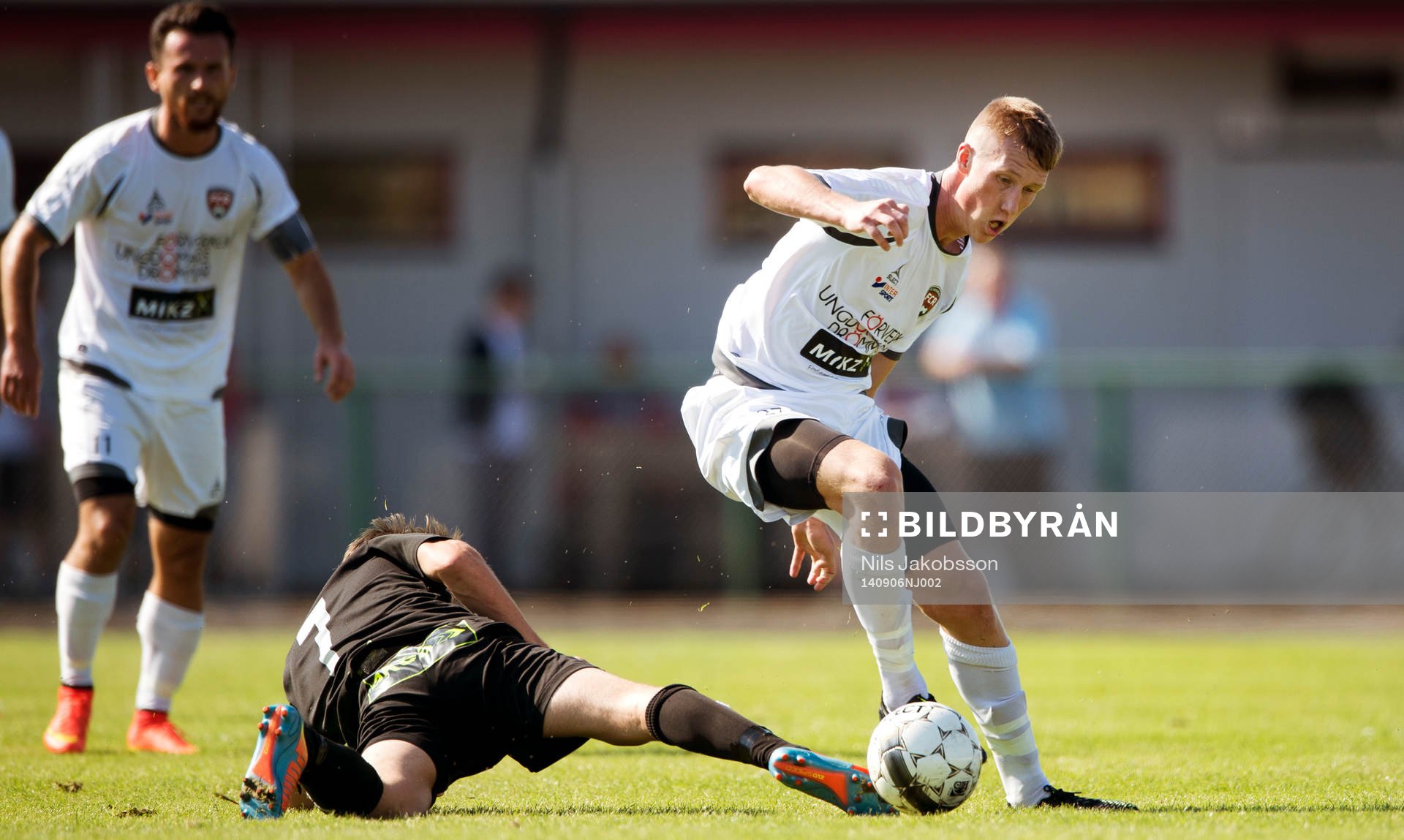 Höllvikens Niklas Kronström FC Rosengårds Marcus Hortén under fotbollsmatchen i Division 2 östra Götaland mellan FC Rosengård och Höllviken den 6 september 2014 i Malmö.
