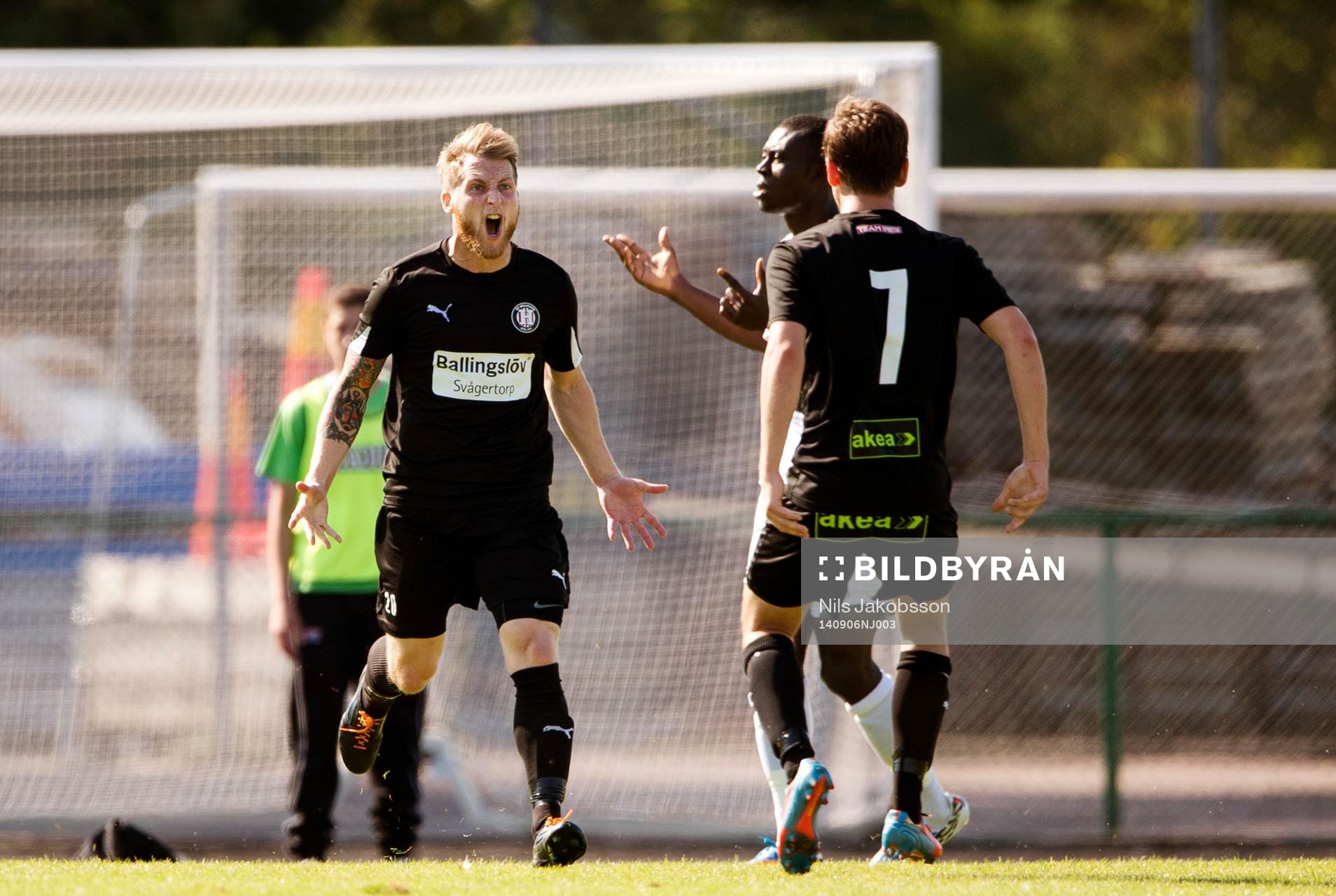 Höllvikens Dino Mesic har gjort 0-1 och jublar med Niklas