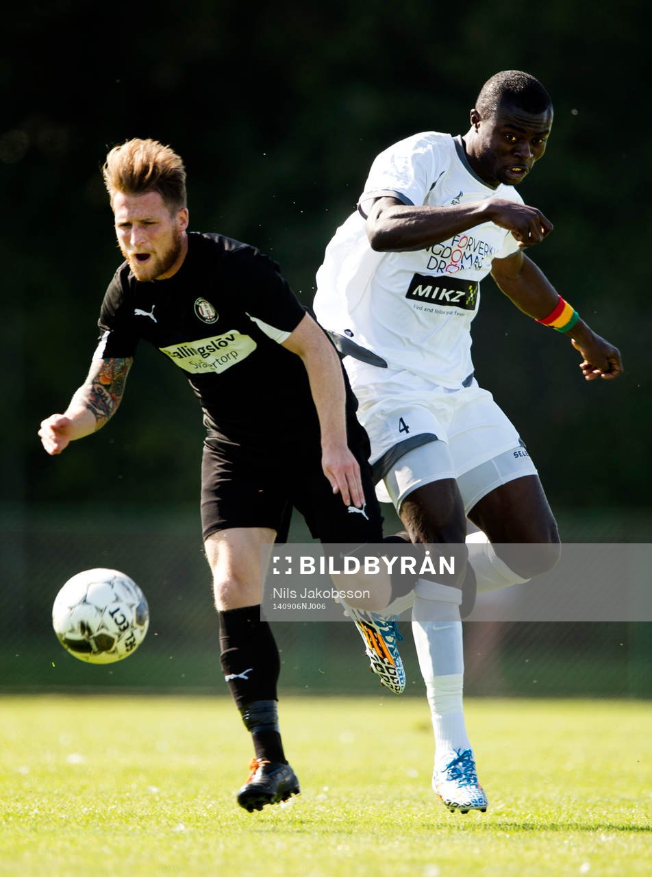 Höllvikens Dino Mesic och FC Rosengårds Emmanuel Okine