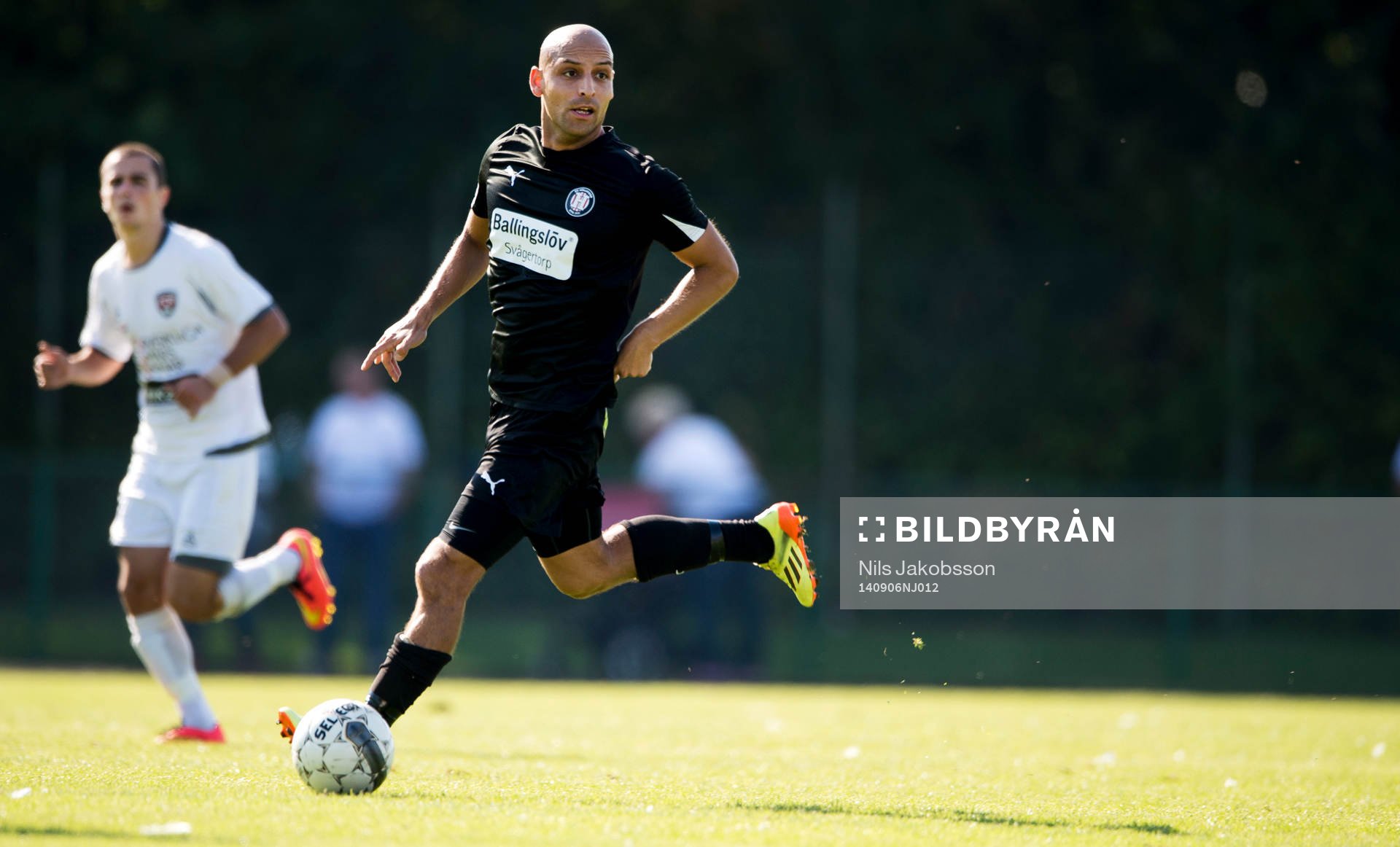 Höllvikens Alvaro Olguin Maldonado under fotbollsmatchen i Division 2 östra Götaland mellan FC Rosengård och Höllviken den 6 september 2014 i Malmö.