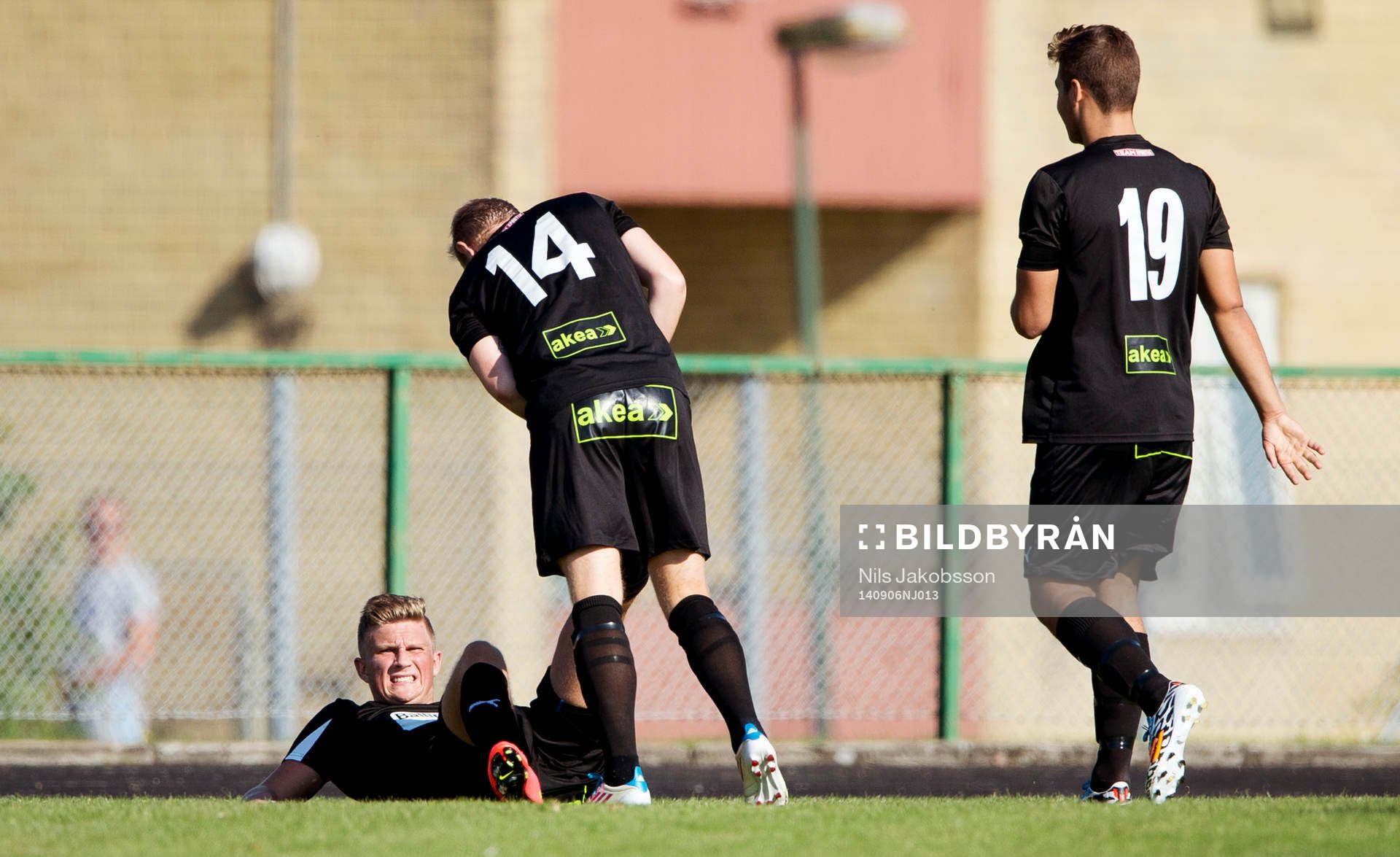 Höllvikens Erik Pärsson har gjort 3-0 och får kramp