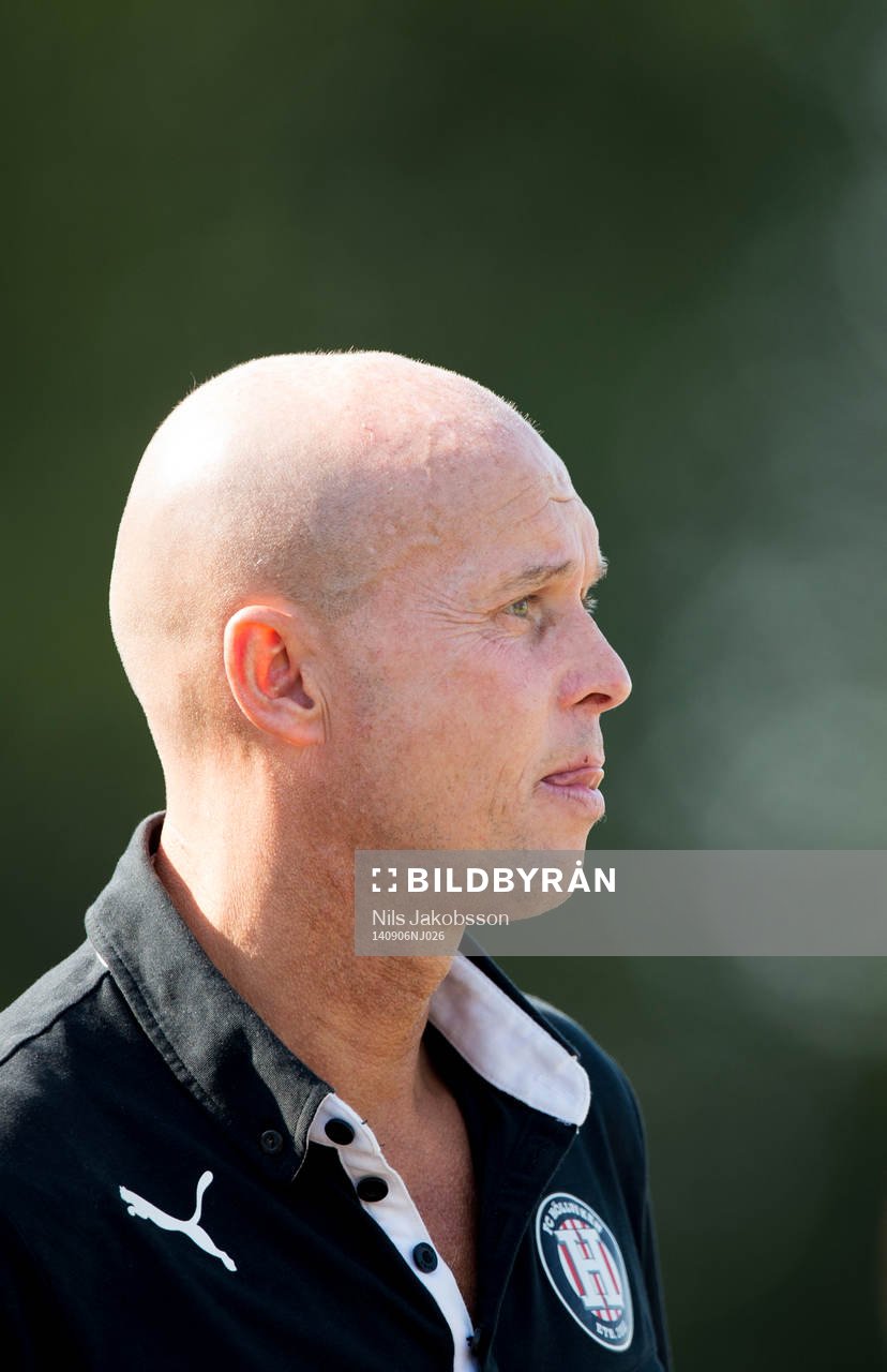 Höllvikens tränare Anders Grimberg under fotbollsmatchen i Division 2 östra Götaland mellan FC Rosengård och Höllviken den 6 september 2014 i Malmö.