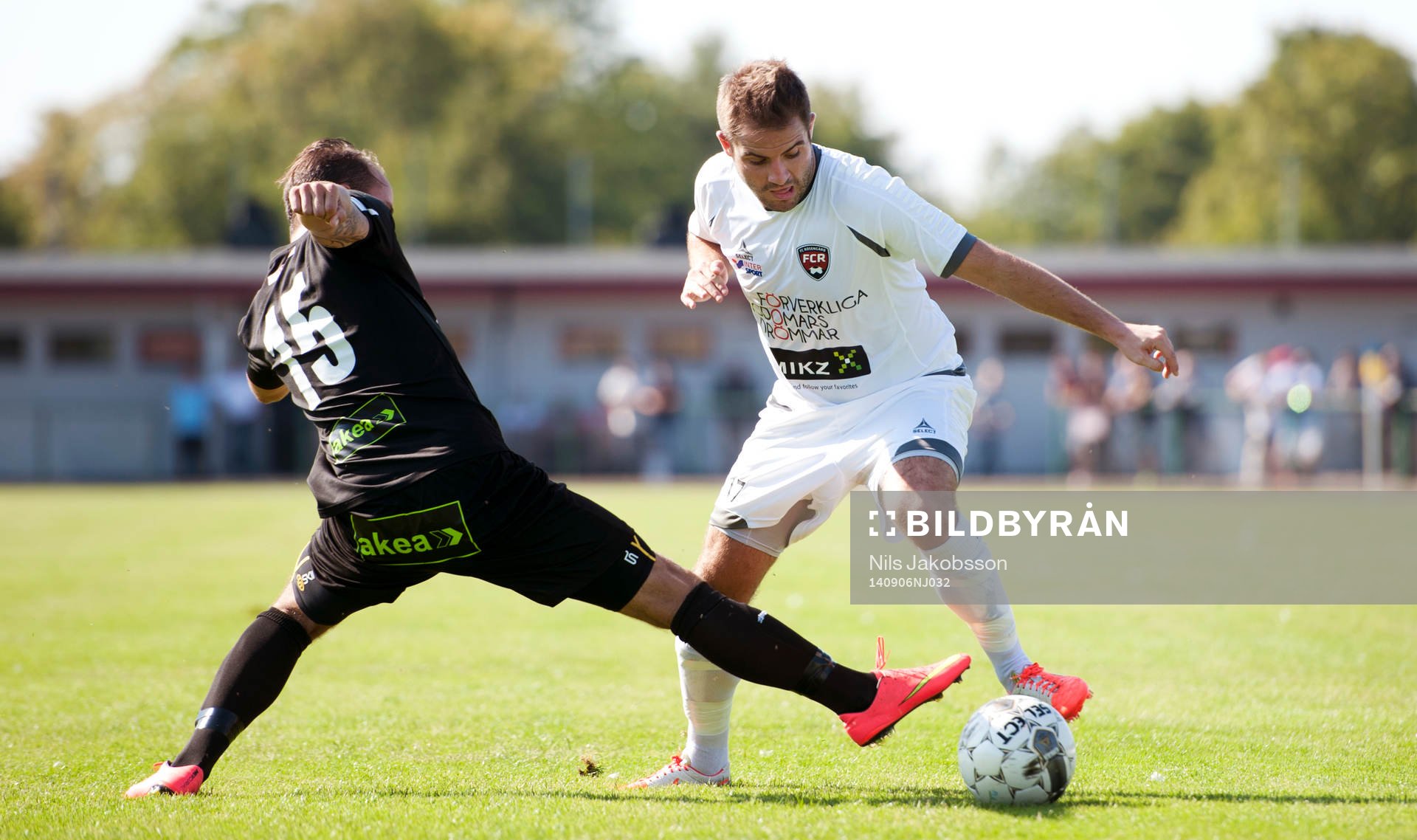 Höllvikens Michel Hansson och FC Rosengårds Erol Demir