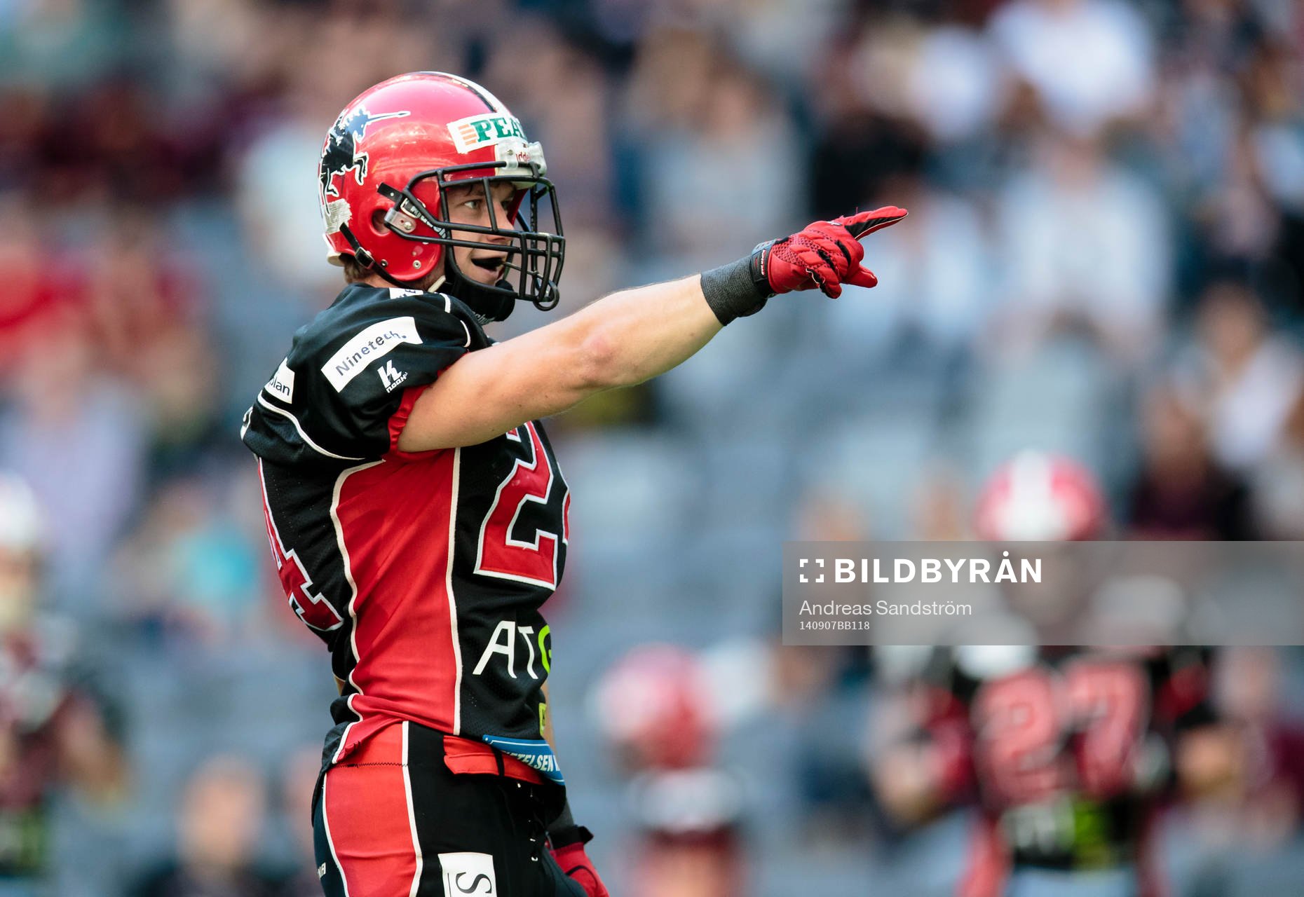 Carlstad Crusaders Ville Olsson firar en interception och