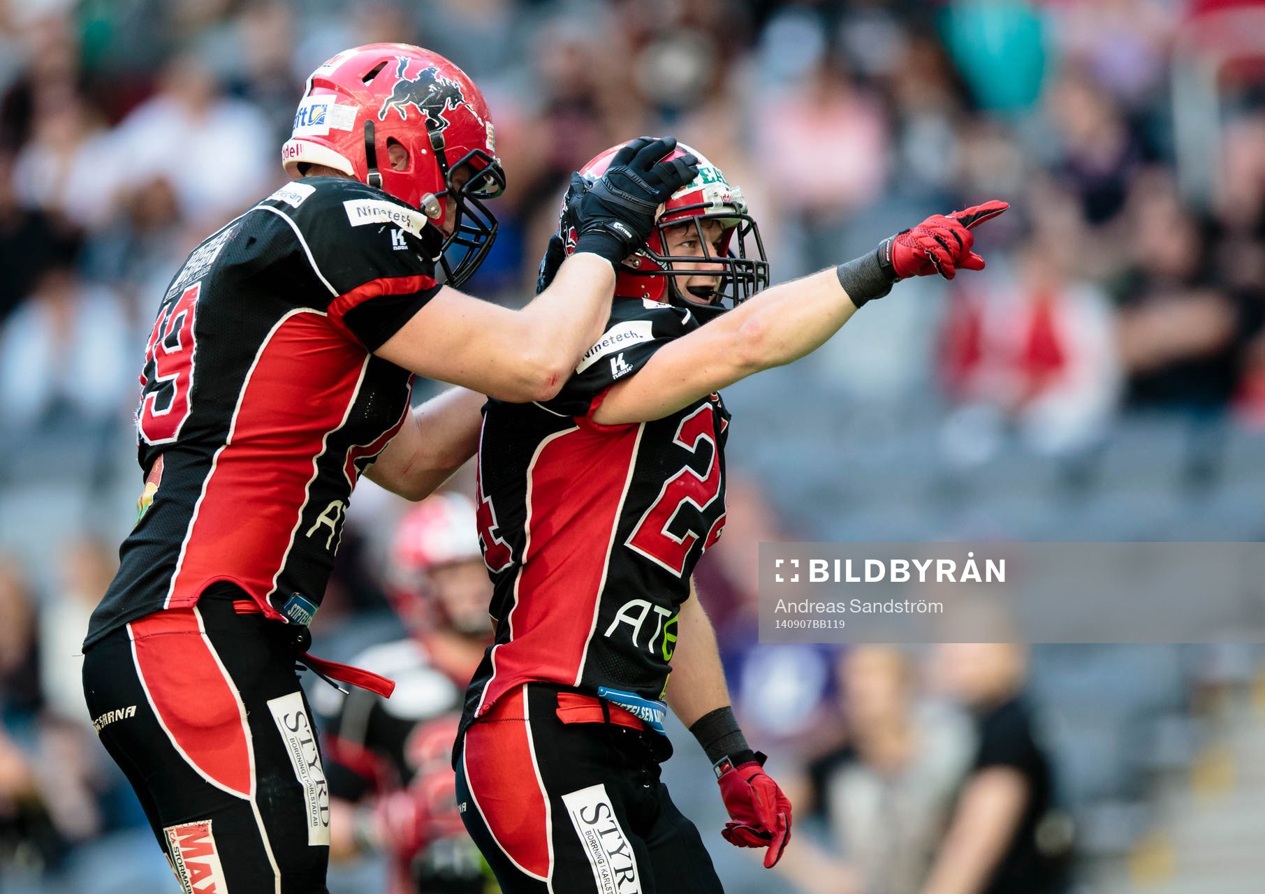 Carlstad Crusaders Ville Olsson firar en interception och