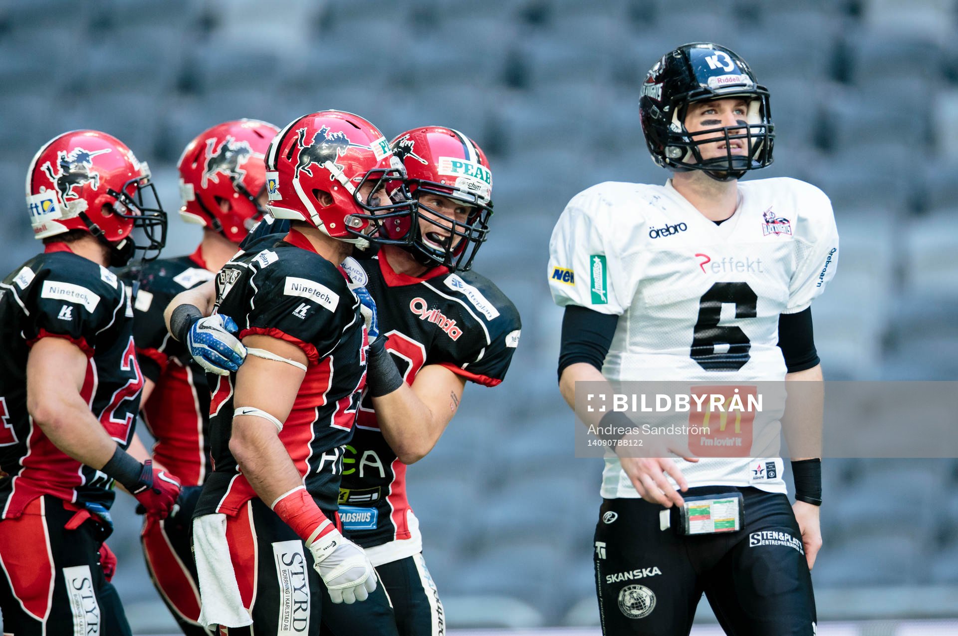 Carlstad Crusaders Jack Moro (2:a höger i Carlstad Crusaders) gör en touchdown och gratuleras av lagkamrater brevid Örebro Black Knights quarterback Jakob Nordkvist under SM-Final XXIX i Amerikansk fotboll mellan Carlstad Crusaders och Örebro Black Knights den 7 September 2014 i Stockholm.