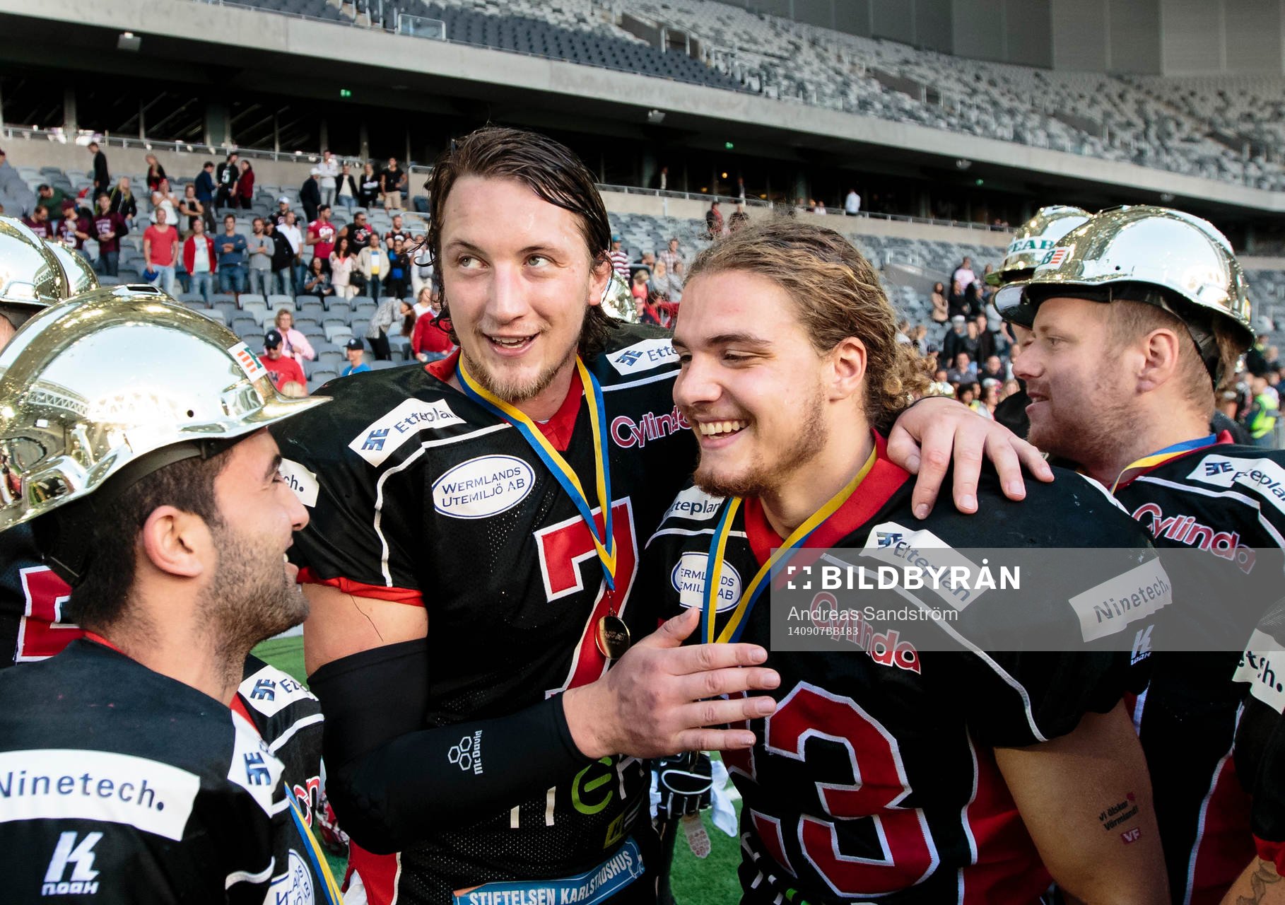 Carlstad Crusaders quarterback Anders Hermodsson (m) firar