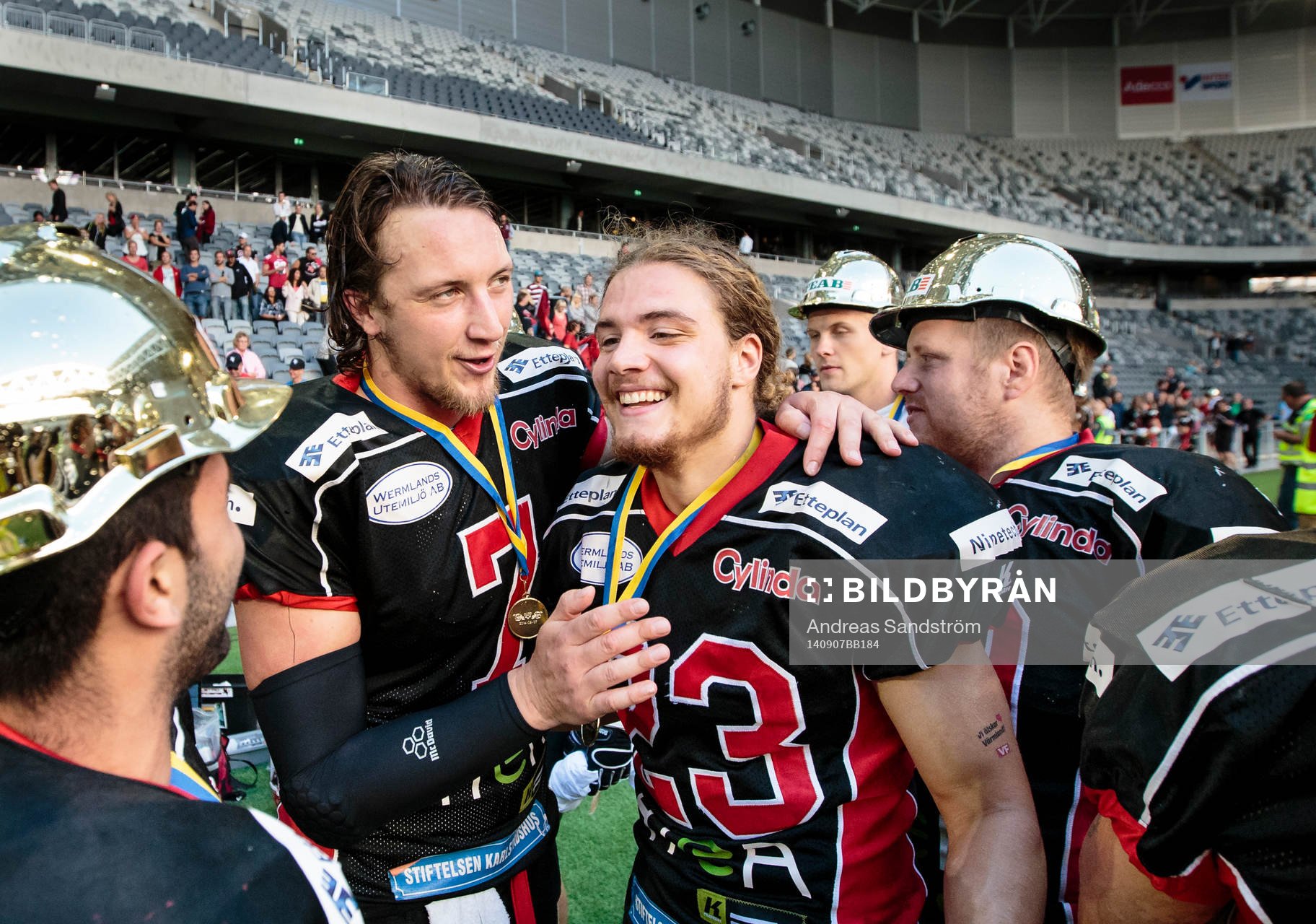 Carlstad Crusaders quarterback Anders Hermodsson (m) firar