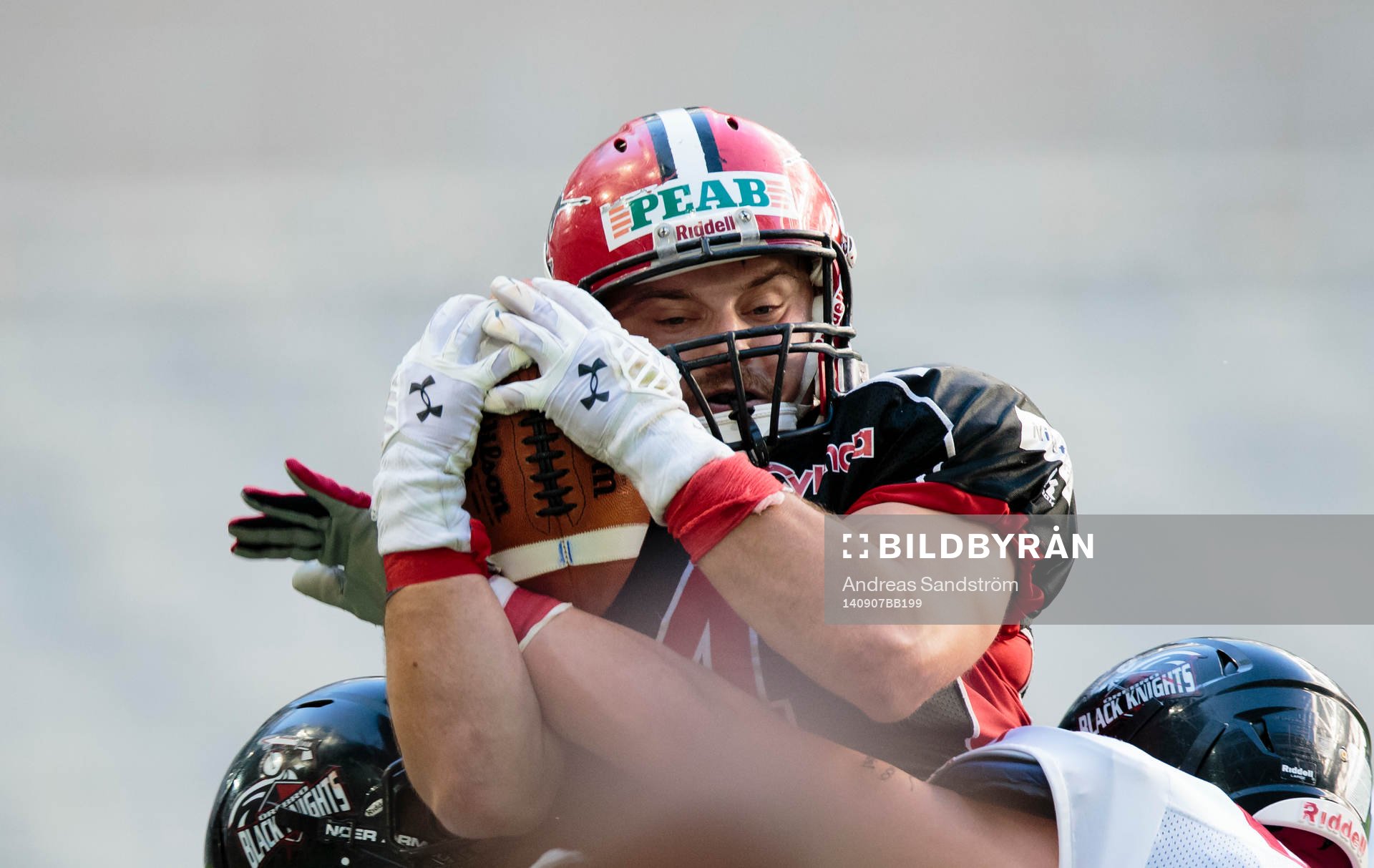 Carlstad Crusaders Bekim Bujari tar emot en boll