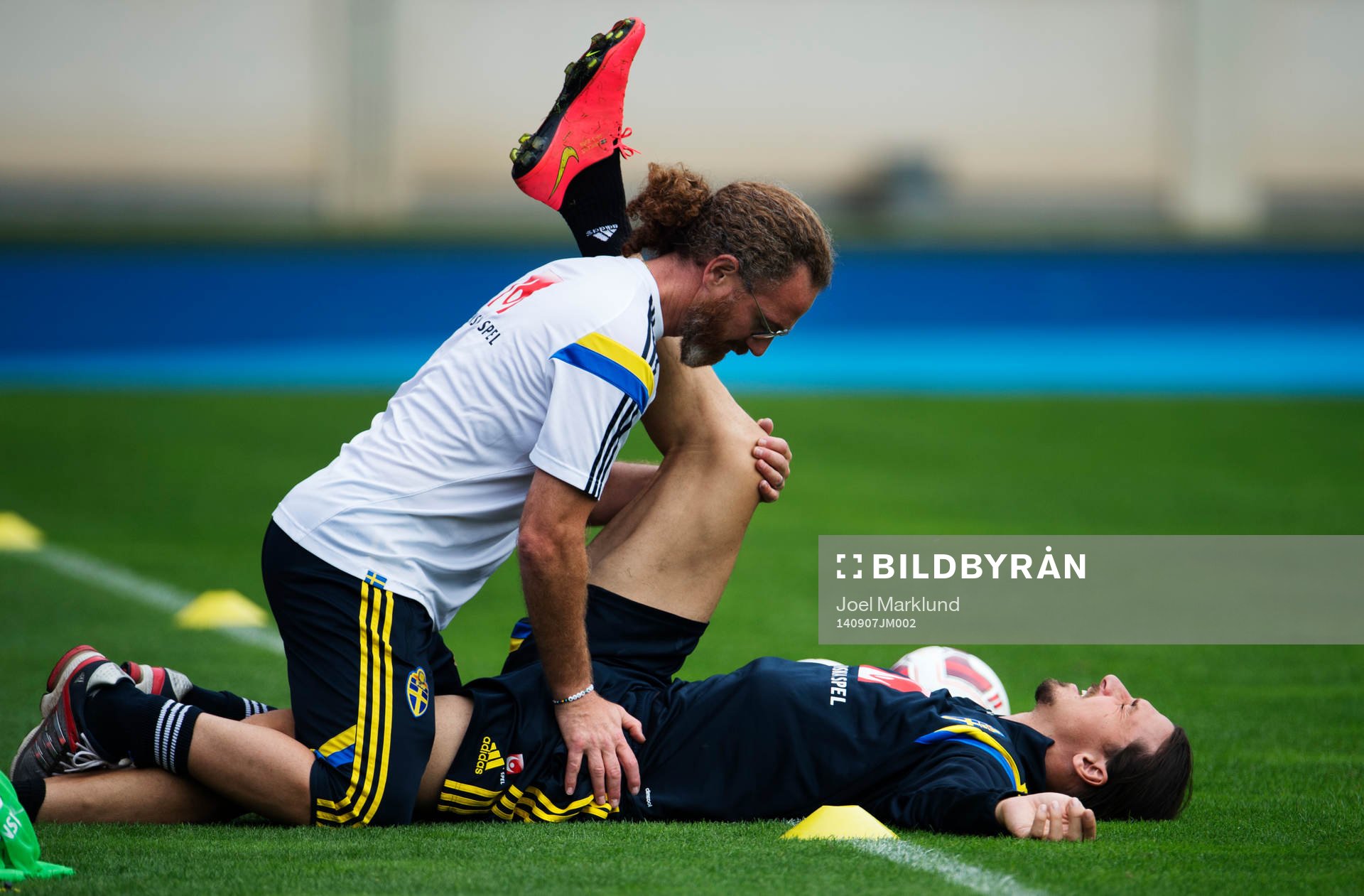 Richard Dahan, sjukgymnast, hjälper Zlatan Ibrahimovic att