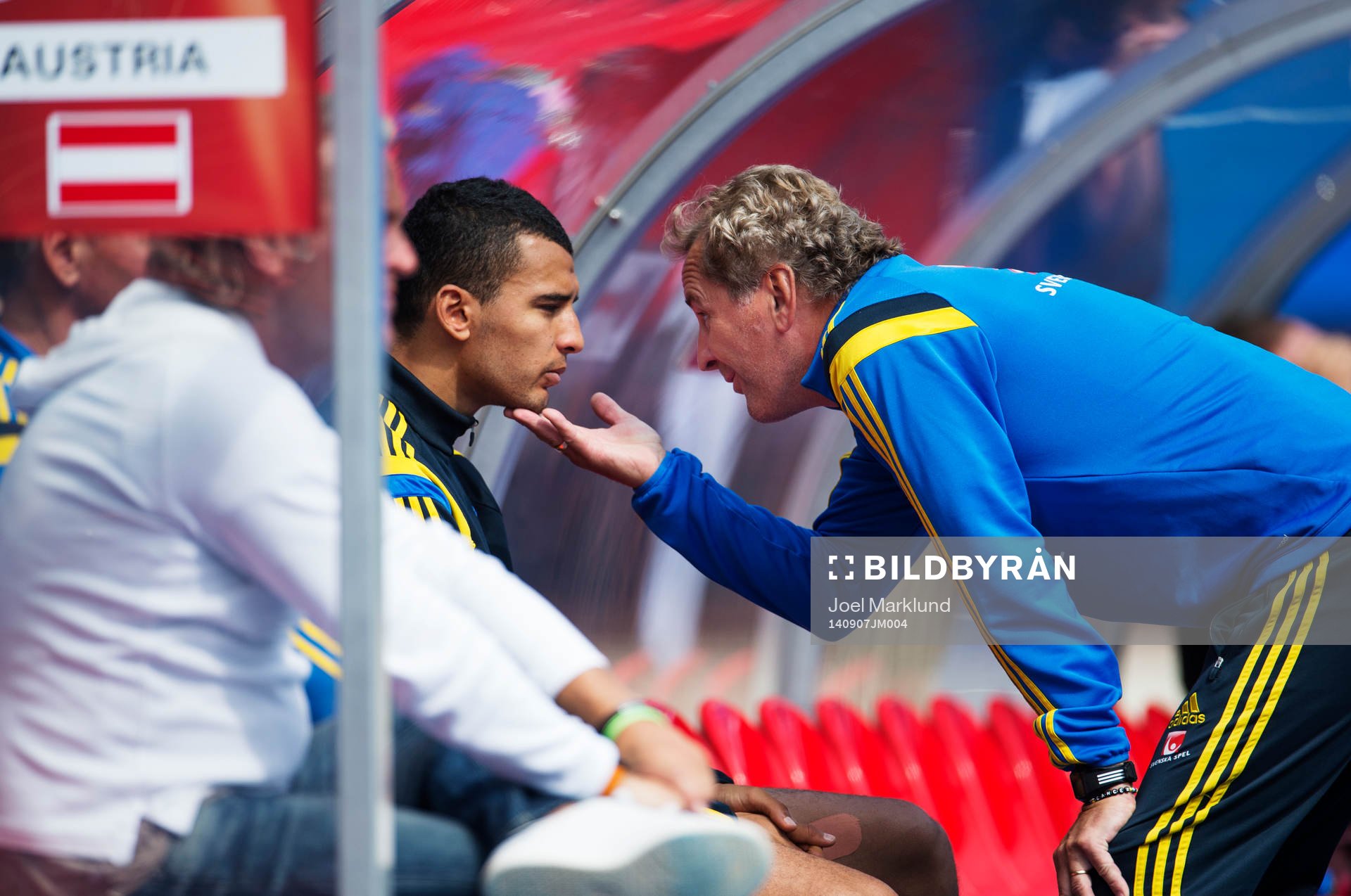 Förbundskapten Erik Hamrén (t h) tröstar Nabil Bahoui