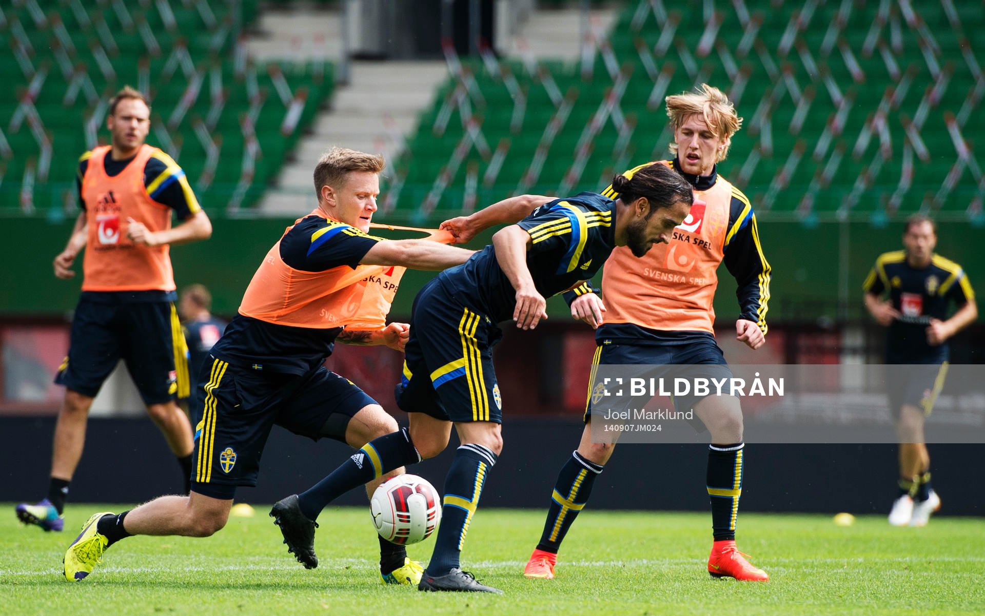 Mattias Johansson, Erkan Zengin och Emil Forsberg kämpar