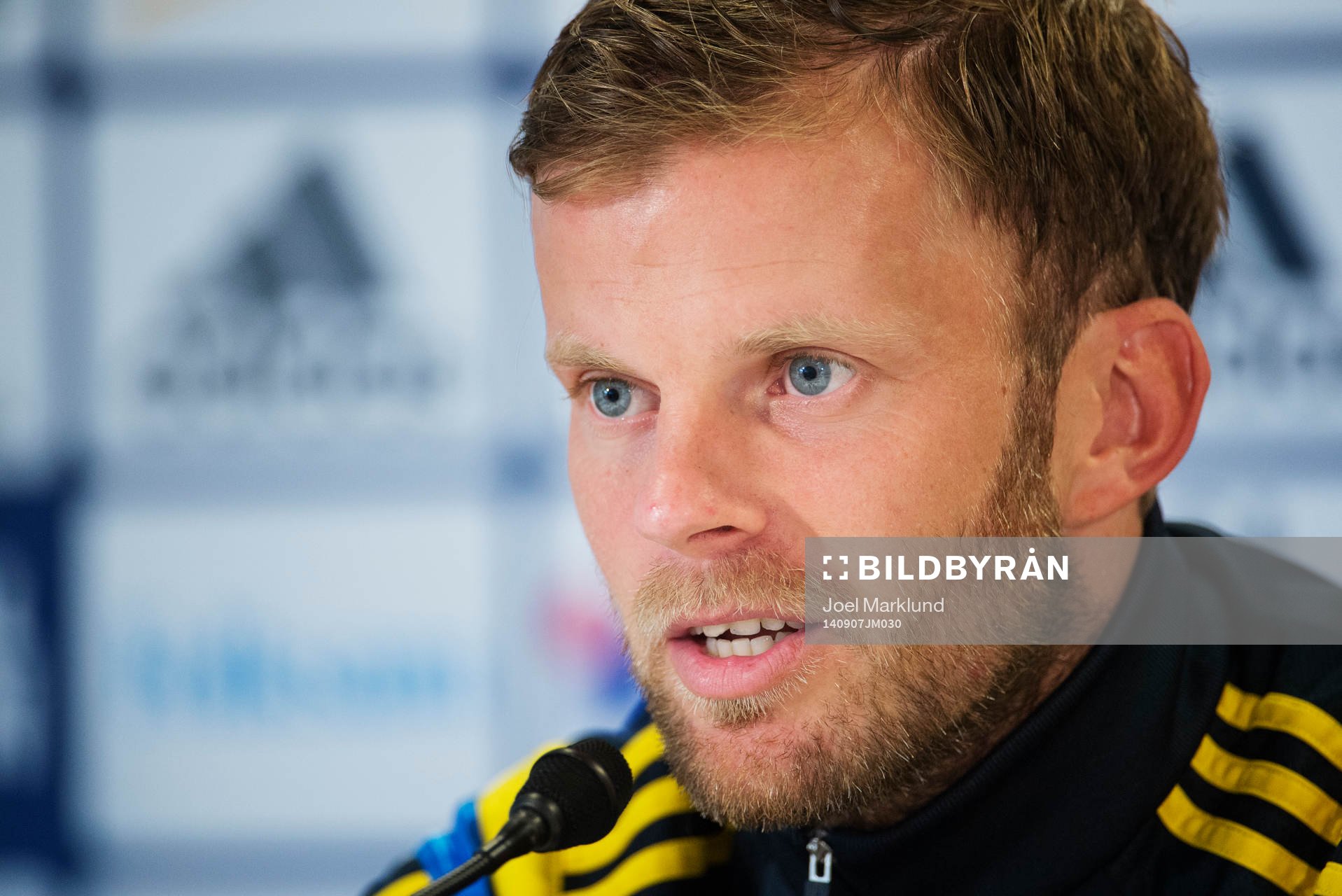 Mikael Antonsson på en presskonferens
