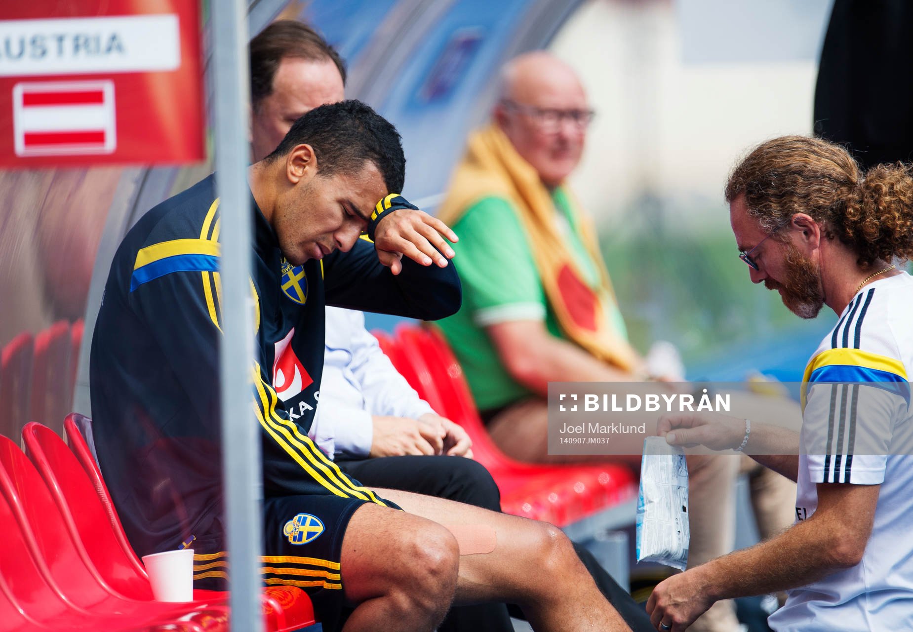 Nabil Bahoui får vård av sjukgymnasten Richard Dahan