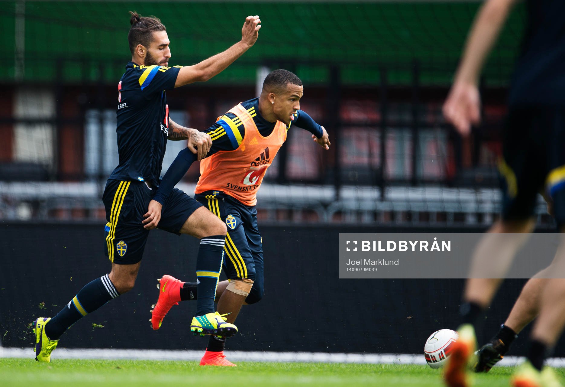 Erkan Zengin och Martin Olsson kämpar om bollen