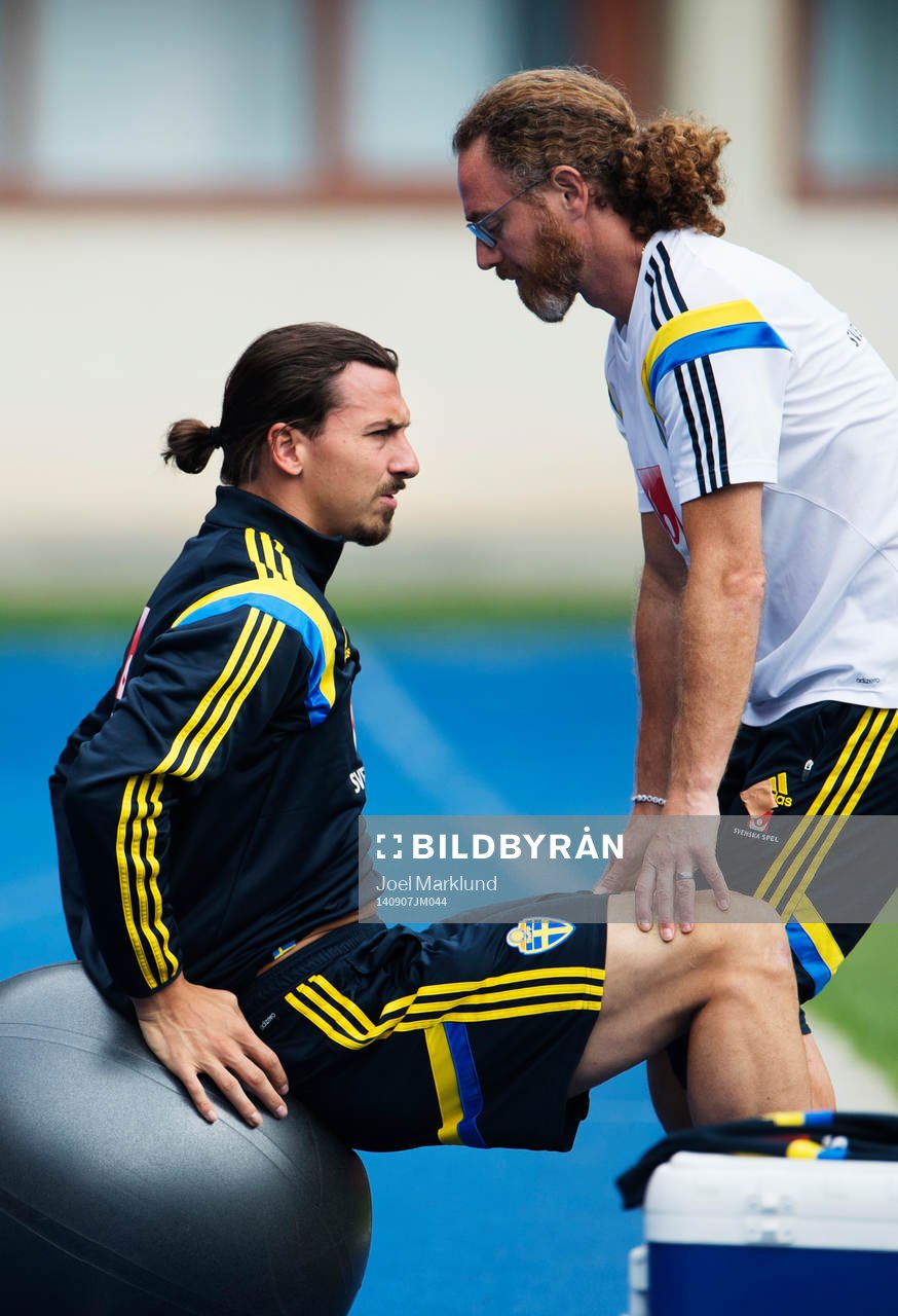 Zlatan Ibrahimovic får hjälp av sjukgymnasten Richard
