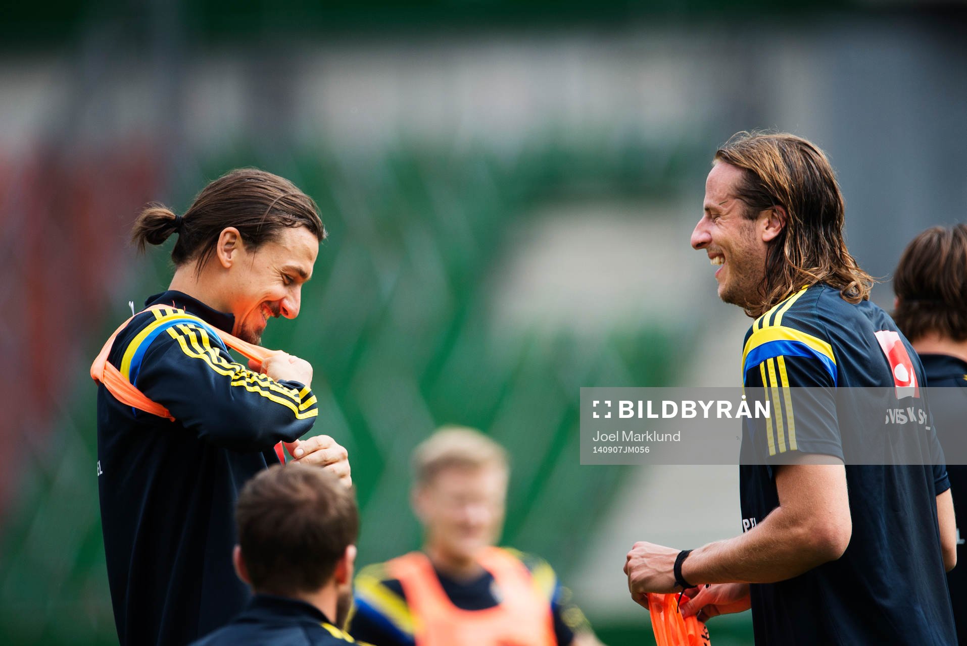 Zlatan Ibrahimovic och Jonas Olsson skrattar tillsammans