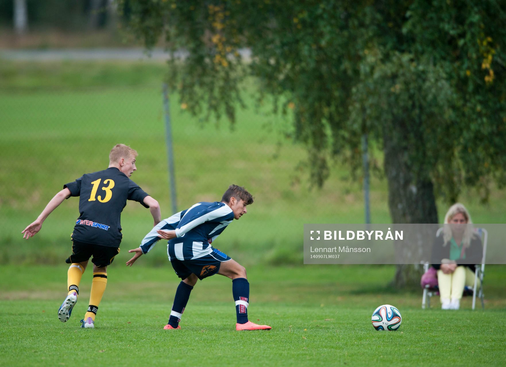 Åskådare i solstol i matchen för 15-åringar mellan IFK