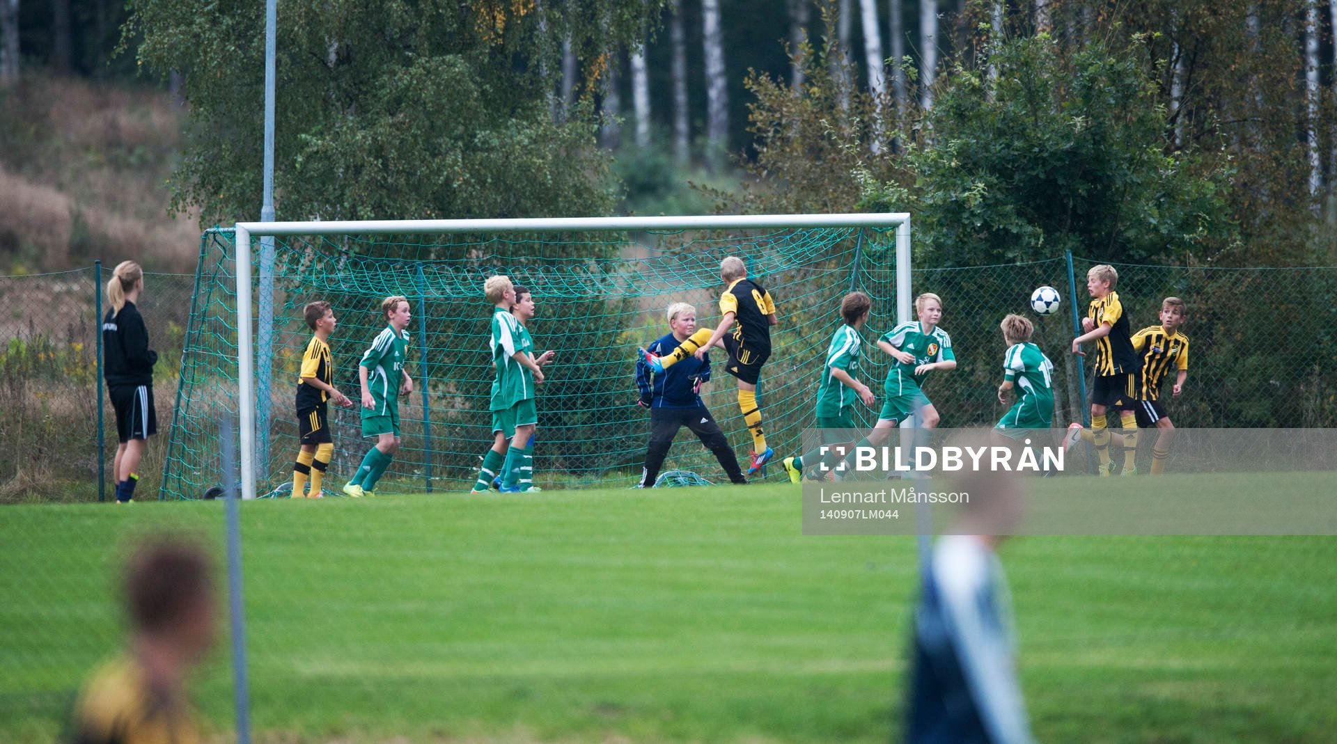 Pojklagsmatch på planen bredvid i matchen för 15-åringar