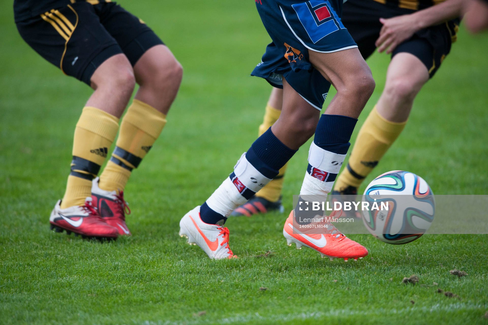 Fotboll Adidas och fotbollsskor Nike  i matchen för