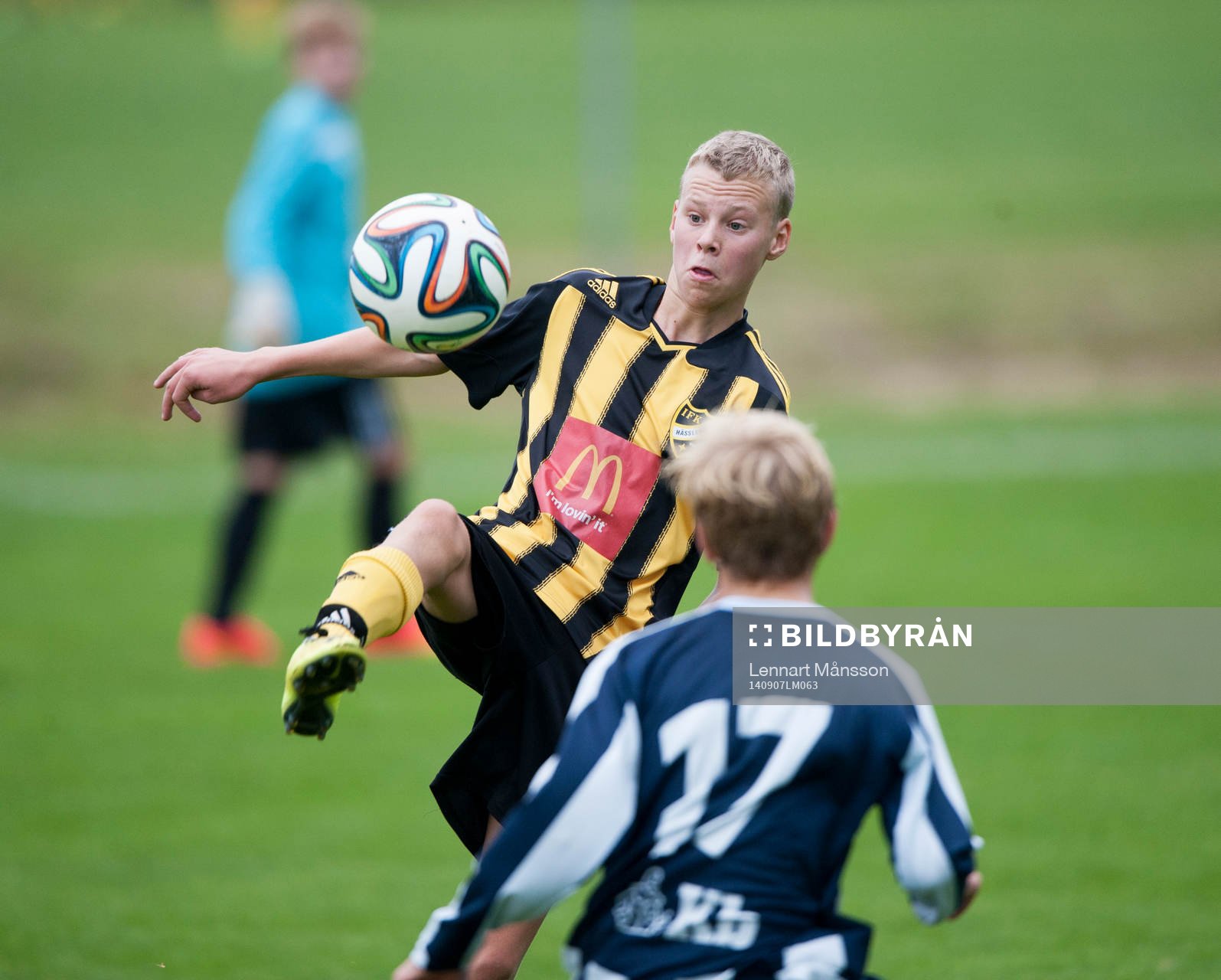Hög spark, IFK Hässleholms Jakob Svensson  i matchen för